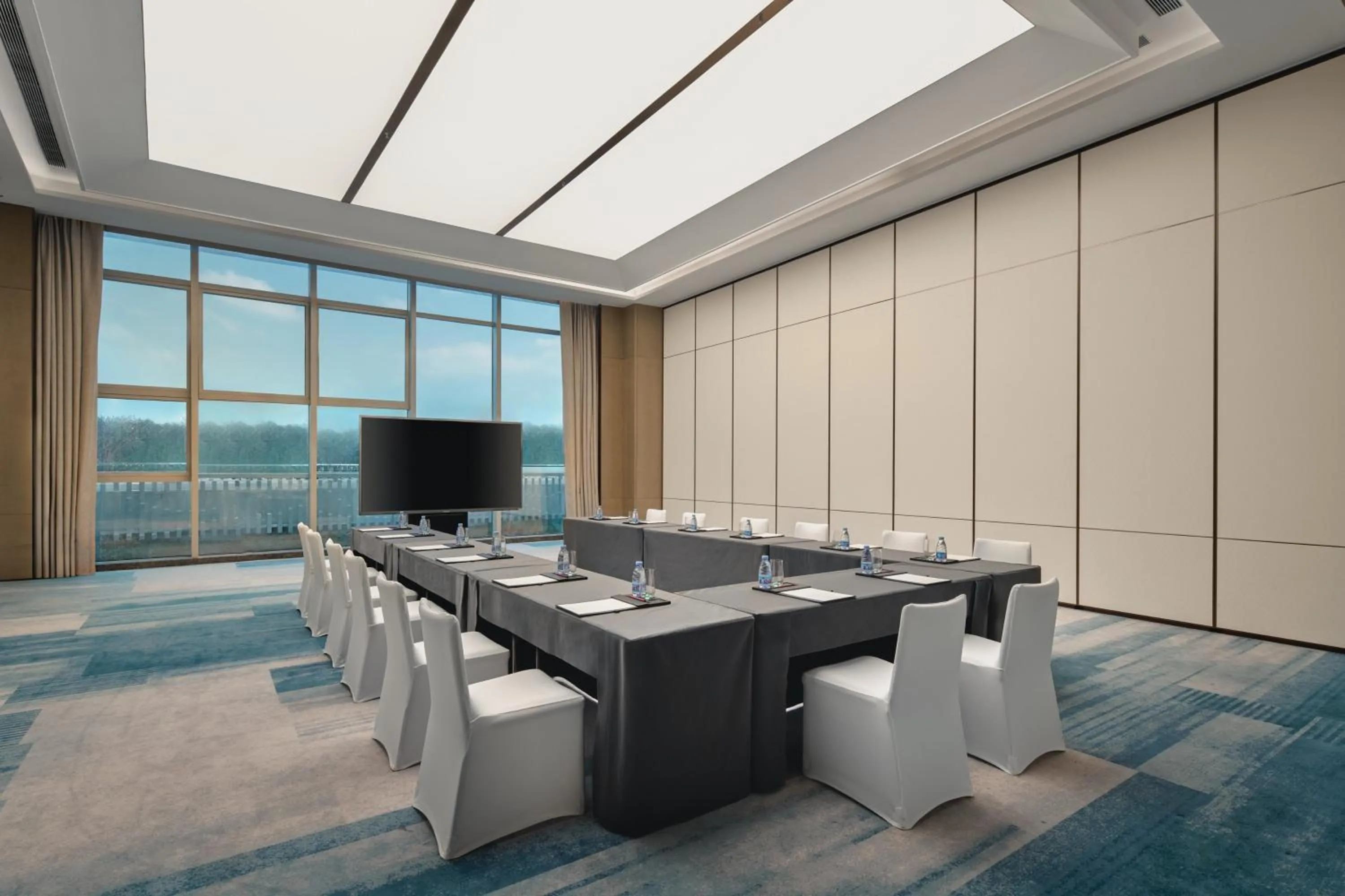 Meeting/conference room in Crowne Plaza Wuhan Tianhe Airport by IHG