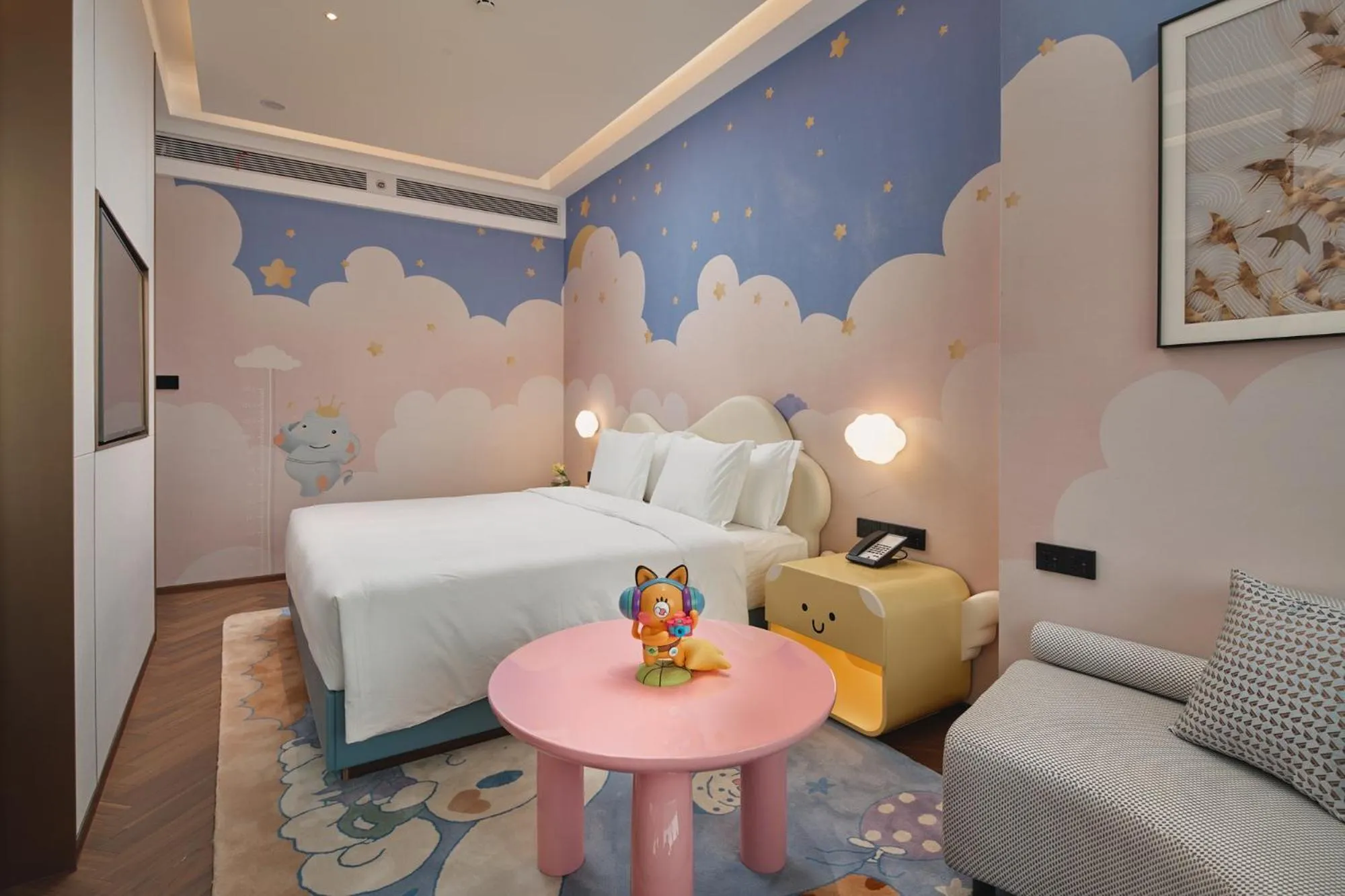 Bed in Crowne Plaza Wuhan Tianhe Airport by IHG