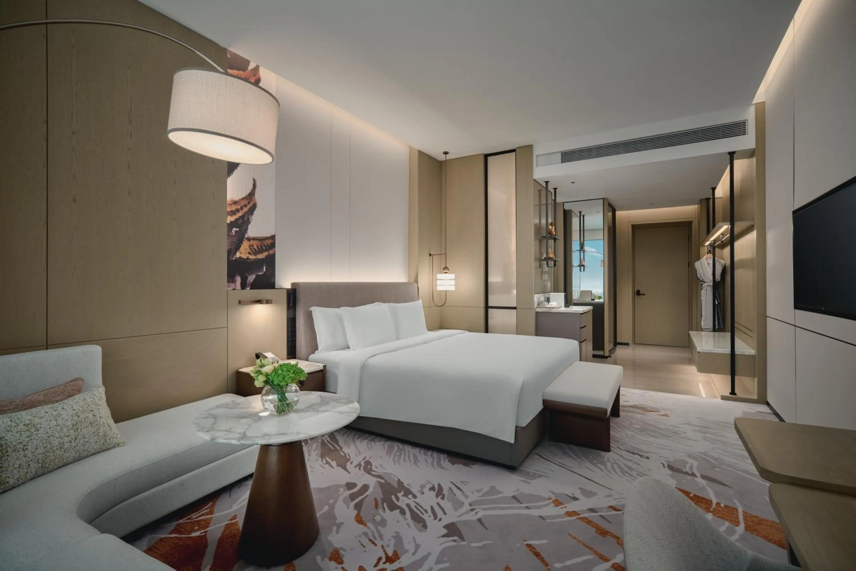 Photo of the whole room, Bed in Crowne Plaza Wuhan Tianhe Airport by IHG