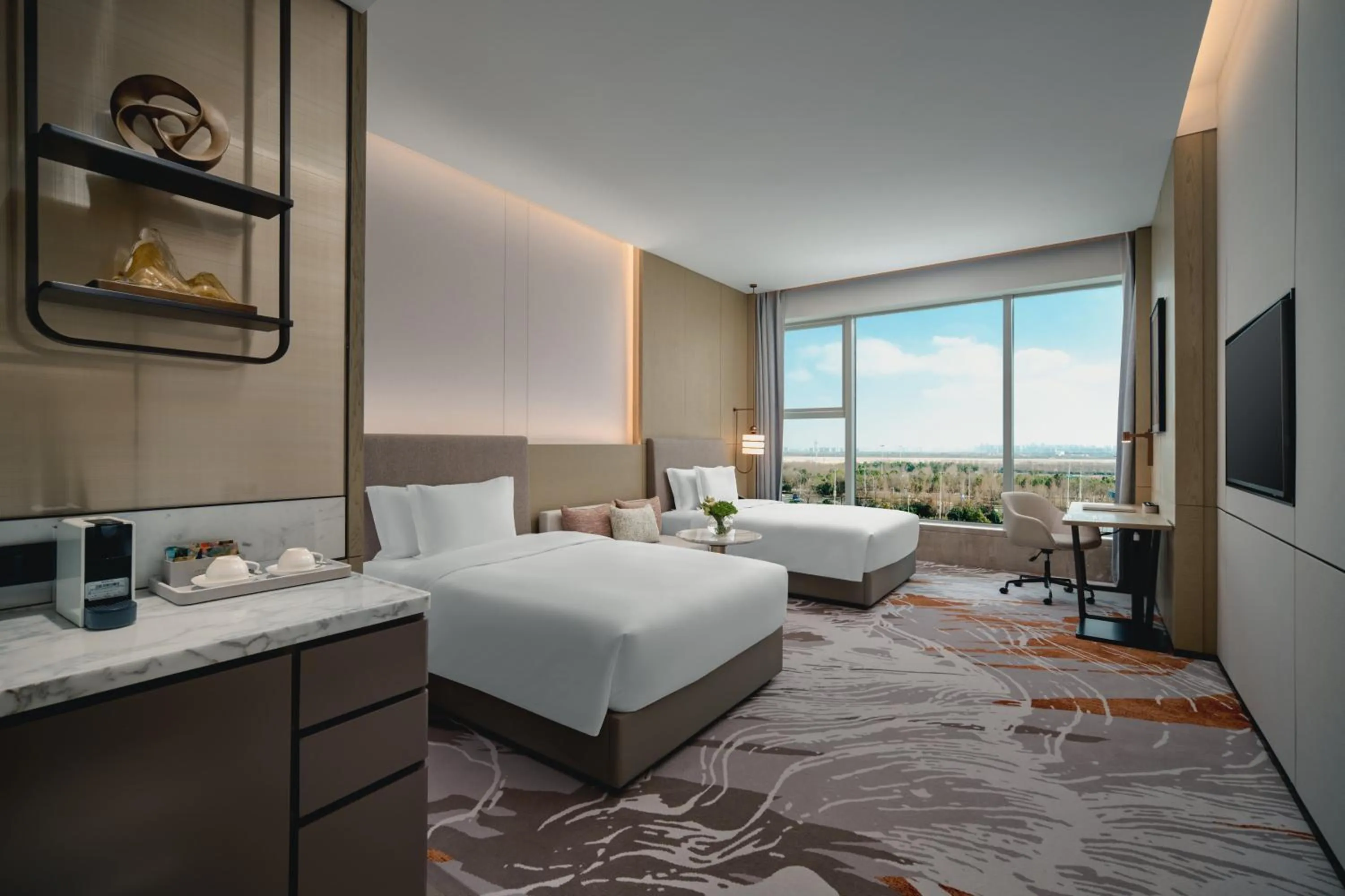 Photo of the whole room, Bed in Crowne Plaza Wuhan Tianhe Airport by IHG