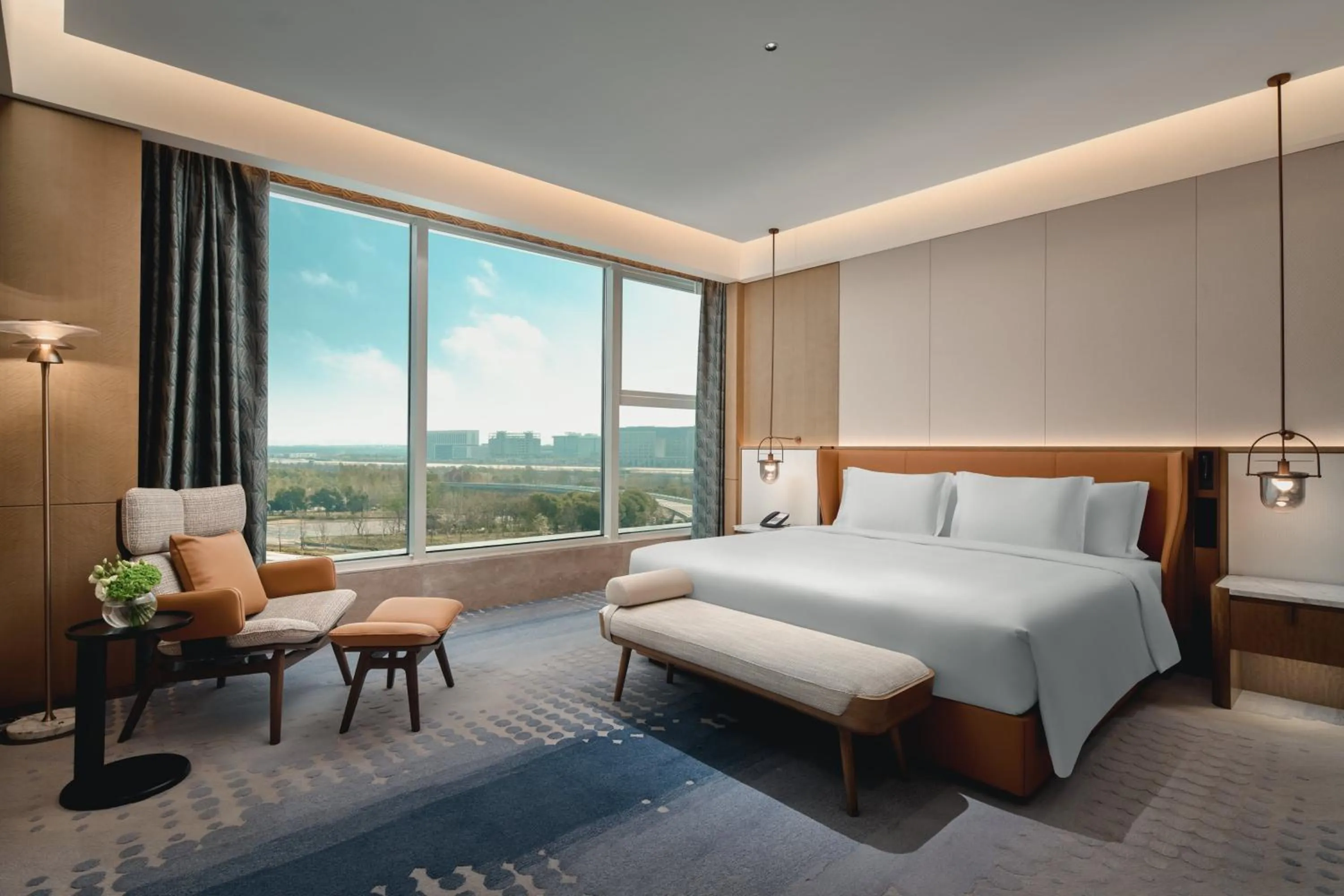 Photo of the whole room, Bed in Crowne Plaza Wuhan Tianhe Airport by IHG