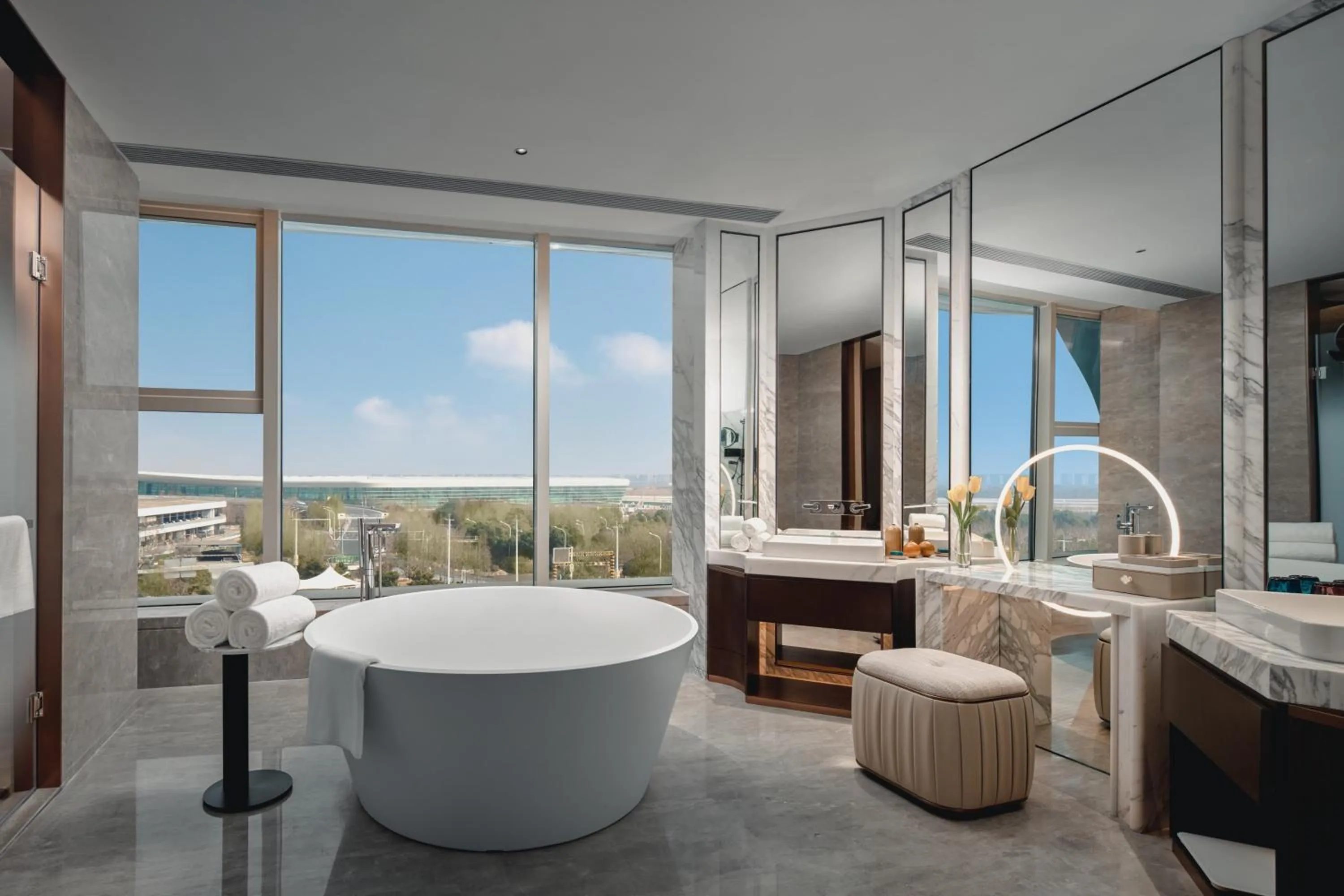 Photo of the whole room in Crowne Plaza Wuhan Tianhe Airport by IHG