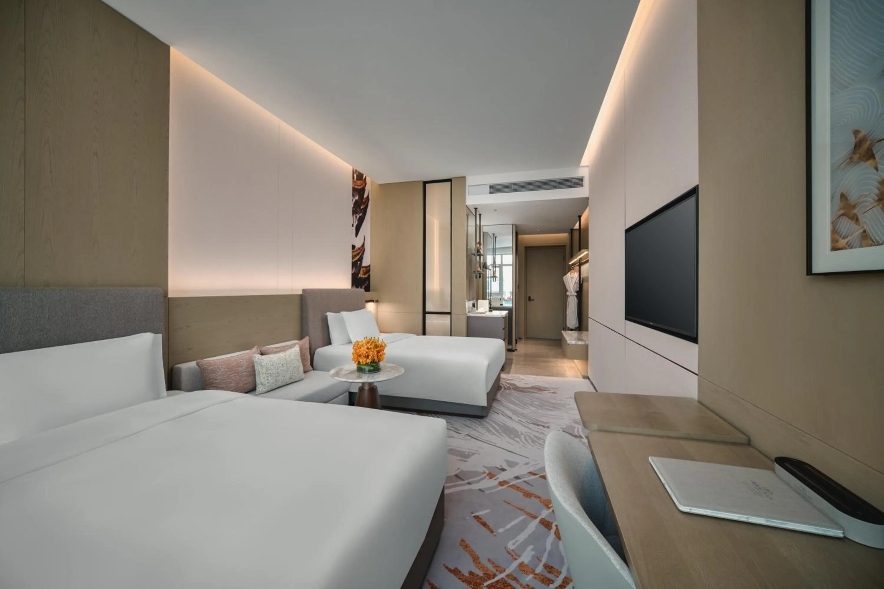 Photo of the whole room, Bed in Crowne Plaza Wuhan Tianhe Airport by IHG