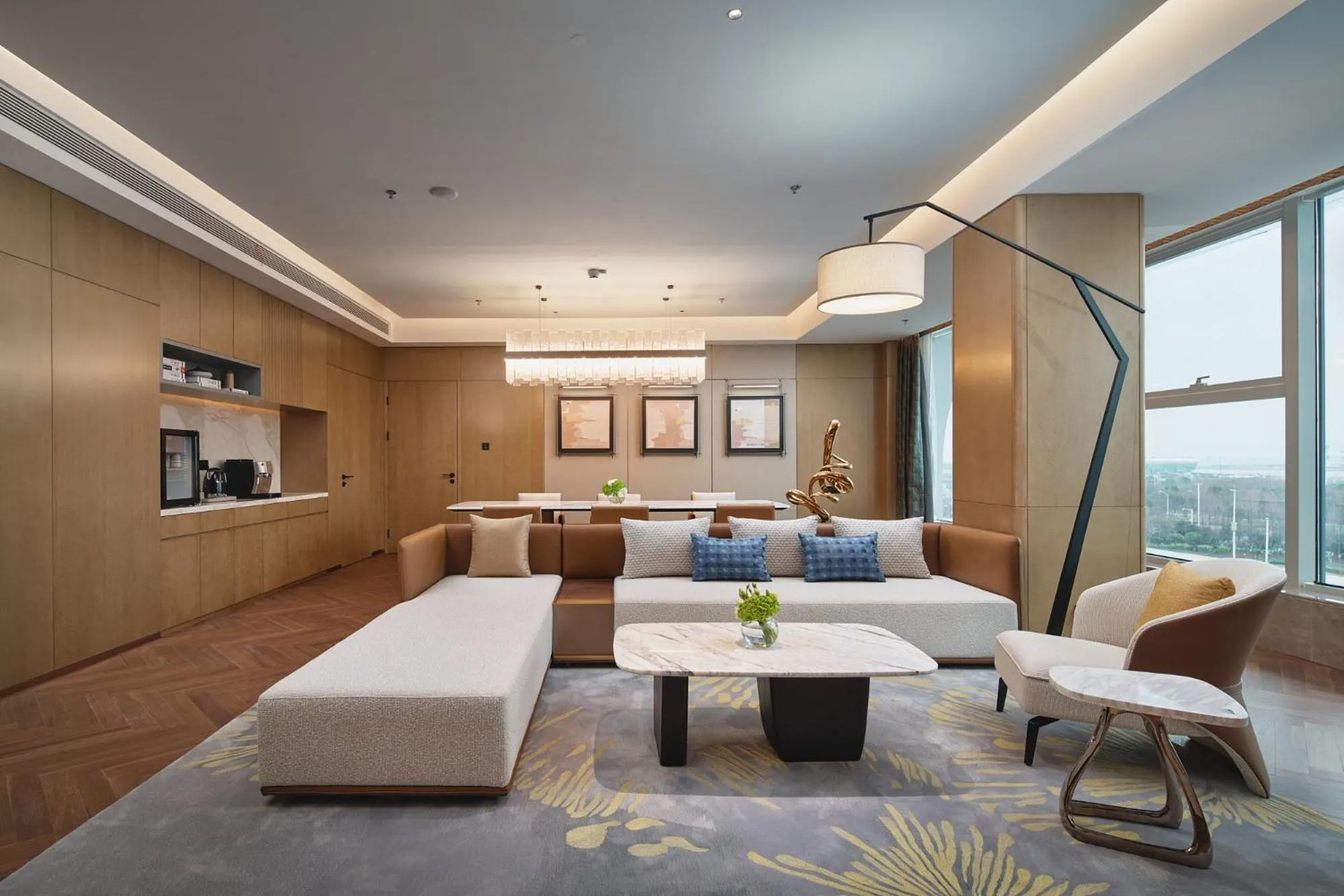 Living room in Crowne Plaza Wuhan Tianhe Airport by IHG