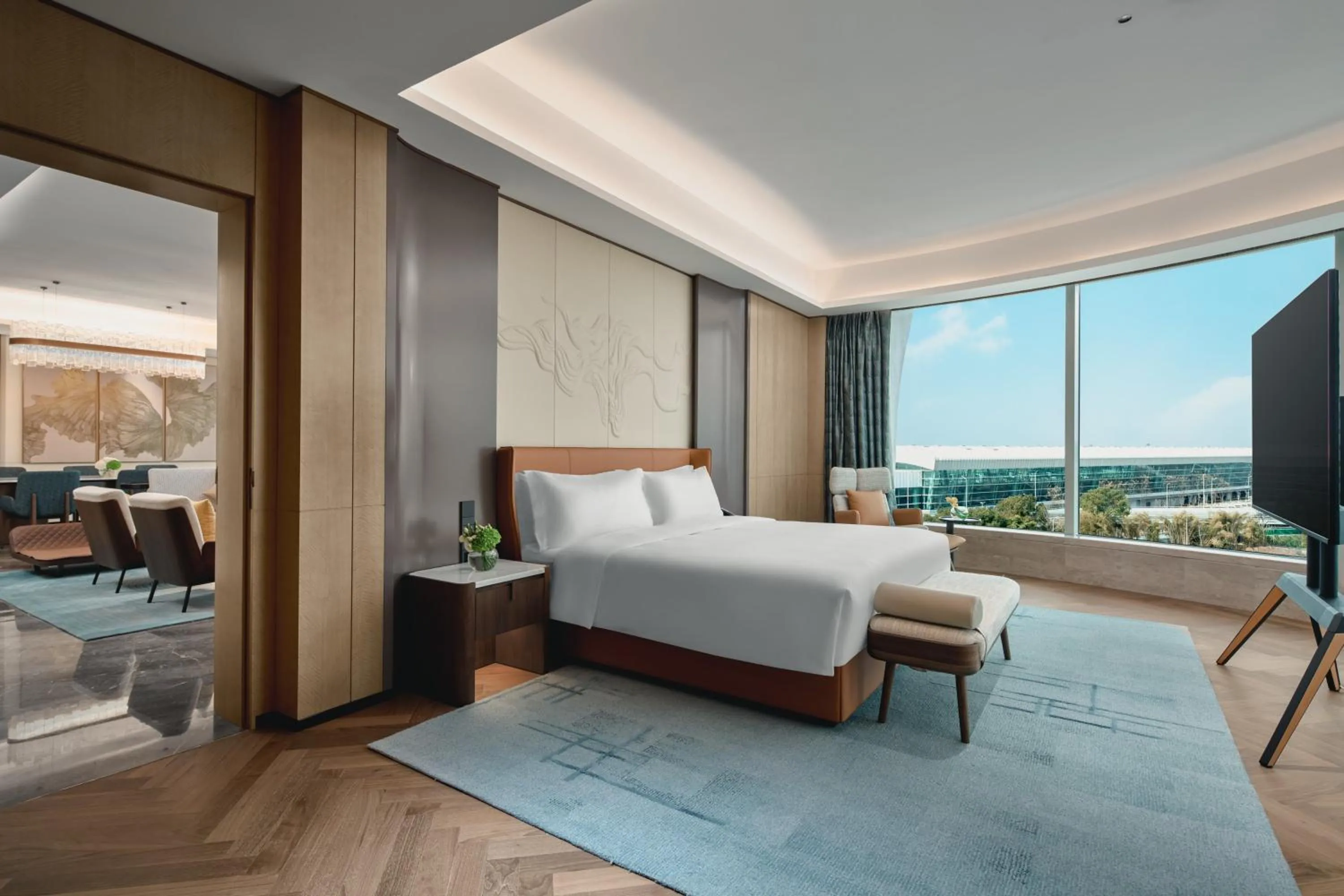 Photo of the whole room, Bed in Crowne Plaza Wuhan Tianhe Airport by IHG