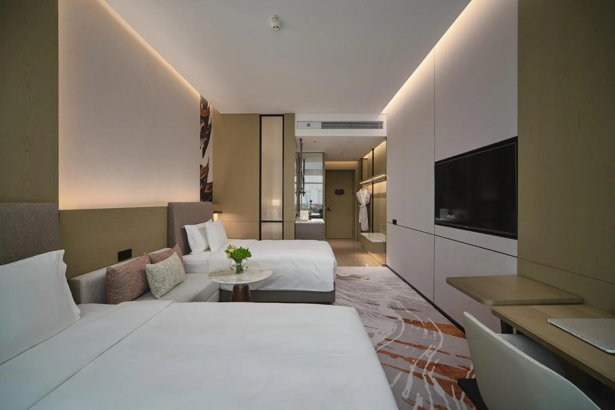 Bed in Crowne Plaza Wuhan Tianhe Airport by IHG