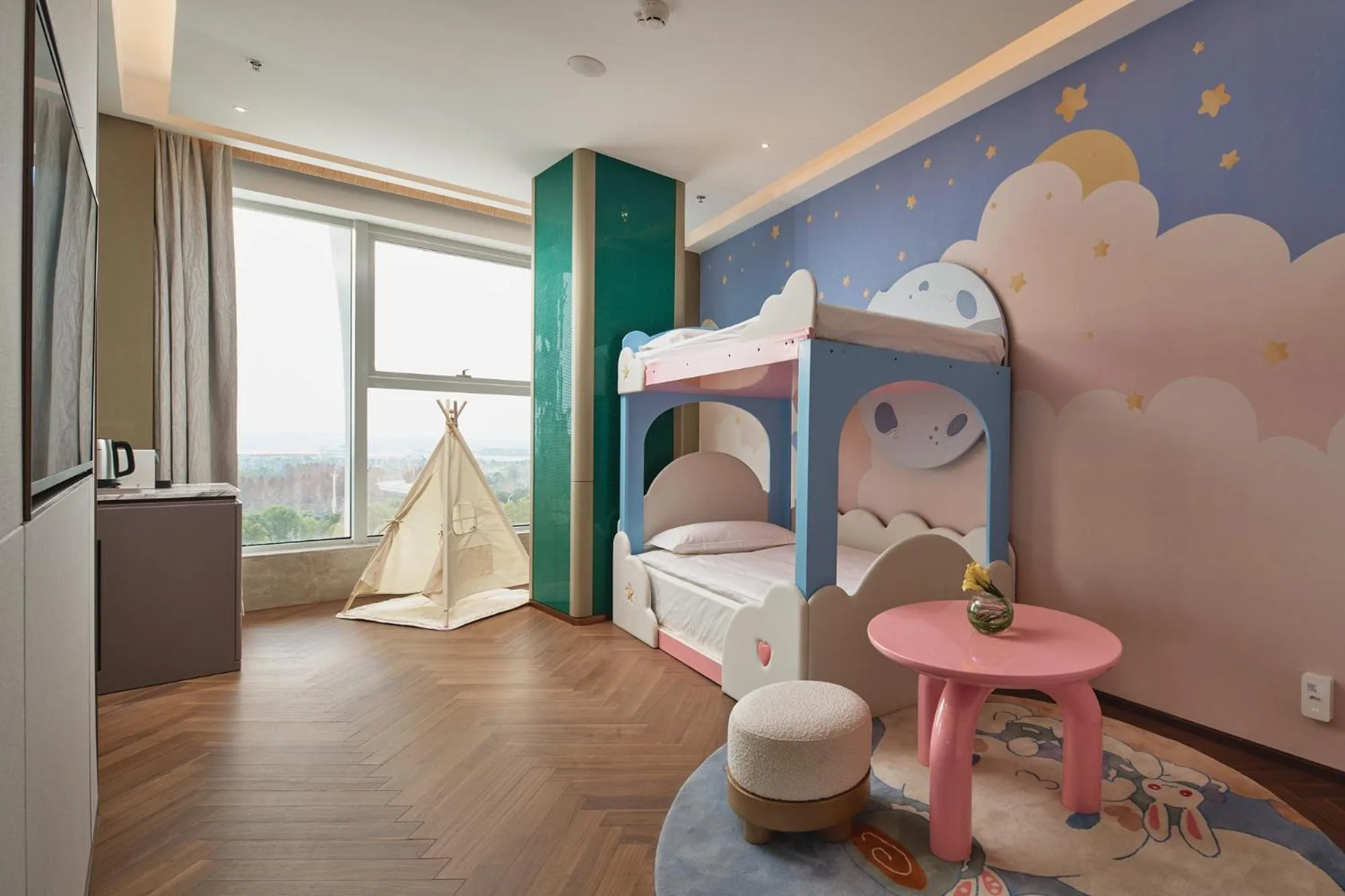 Bed in Crowne Plaza Wuhan Tianhe Airport by IHG