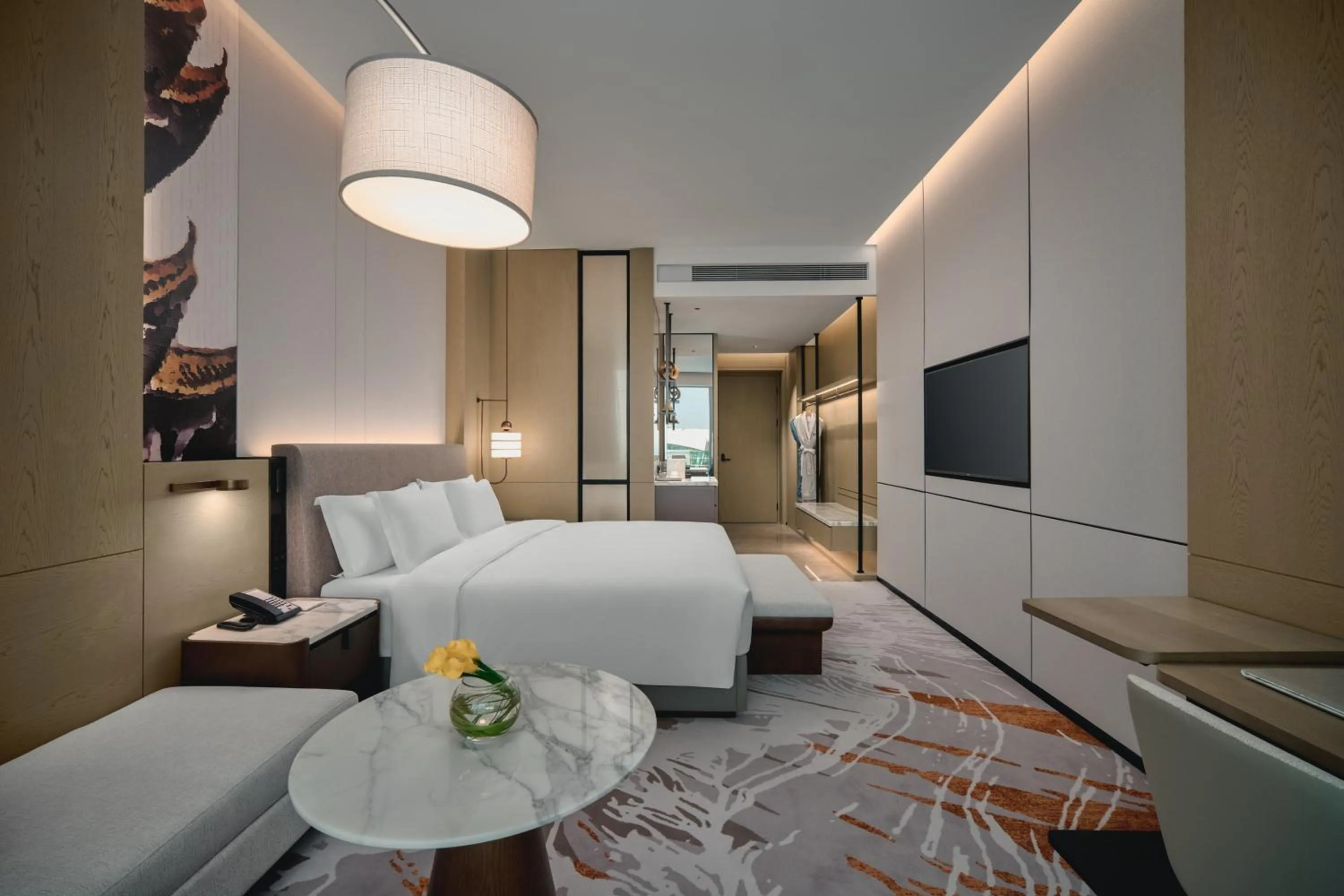 Photo of the whole room, Bed in Crowne Plaza Wuhan Tianhe Airport by IHG