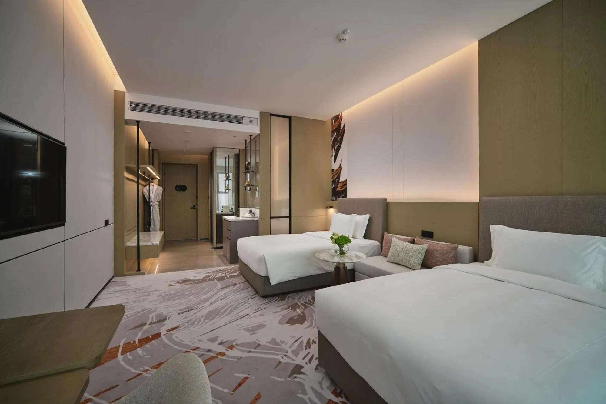 Bed in Crowne Plaza Wuhan Tianhe Airport by IHG