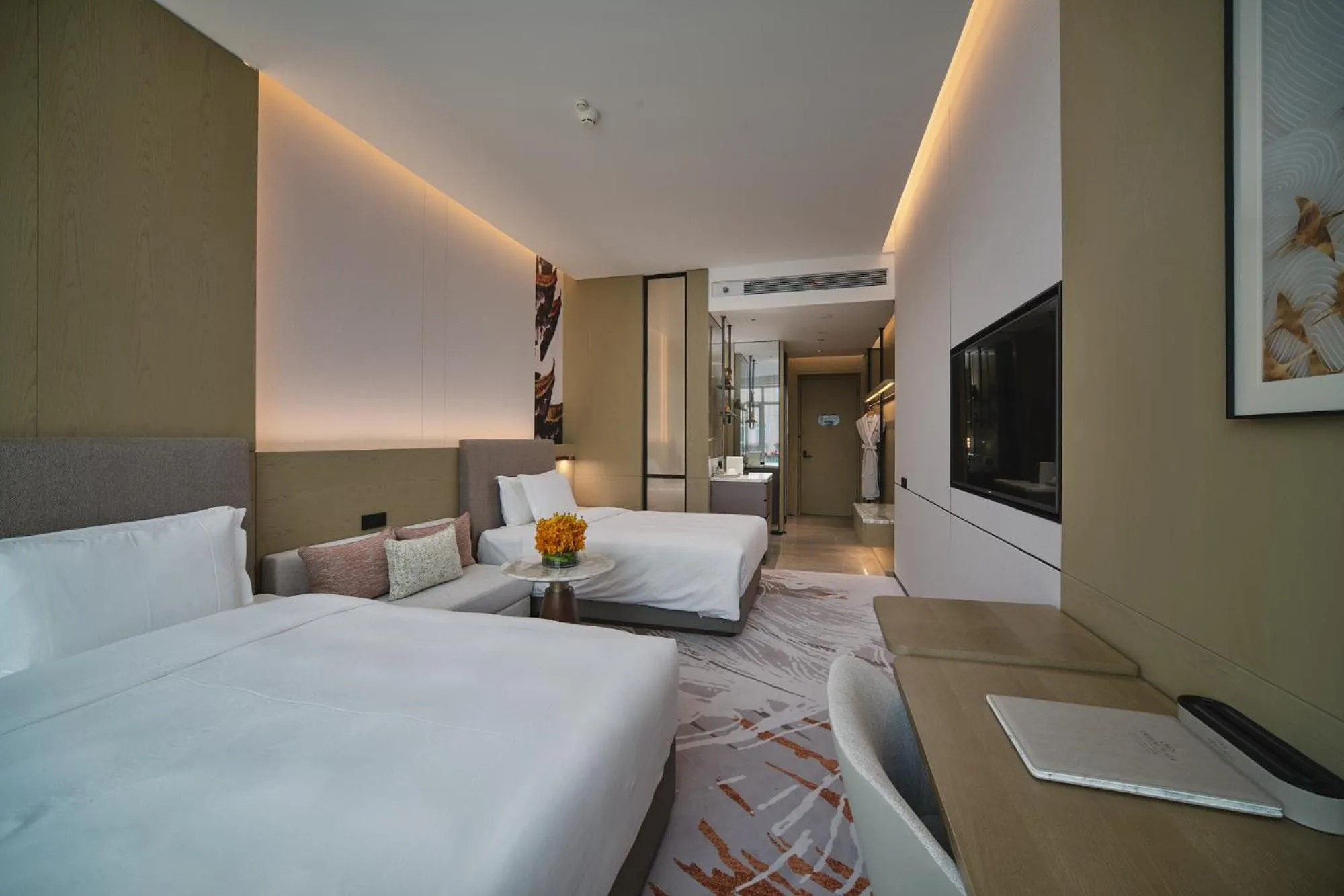 Bed in Crowne Plaza Wuhan Tianhe Airport by IHG