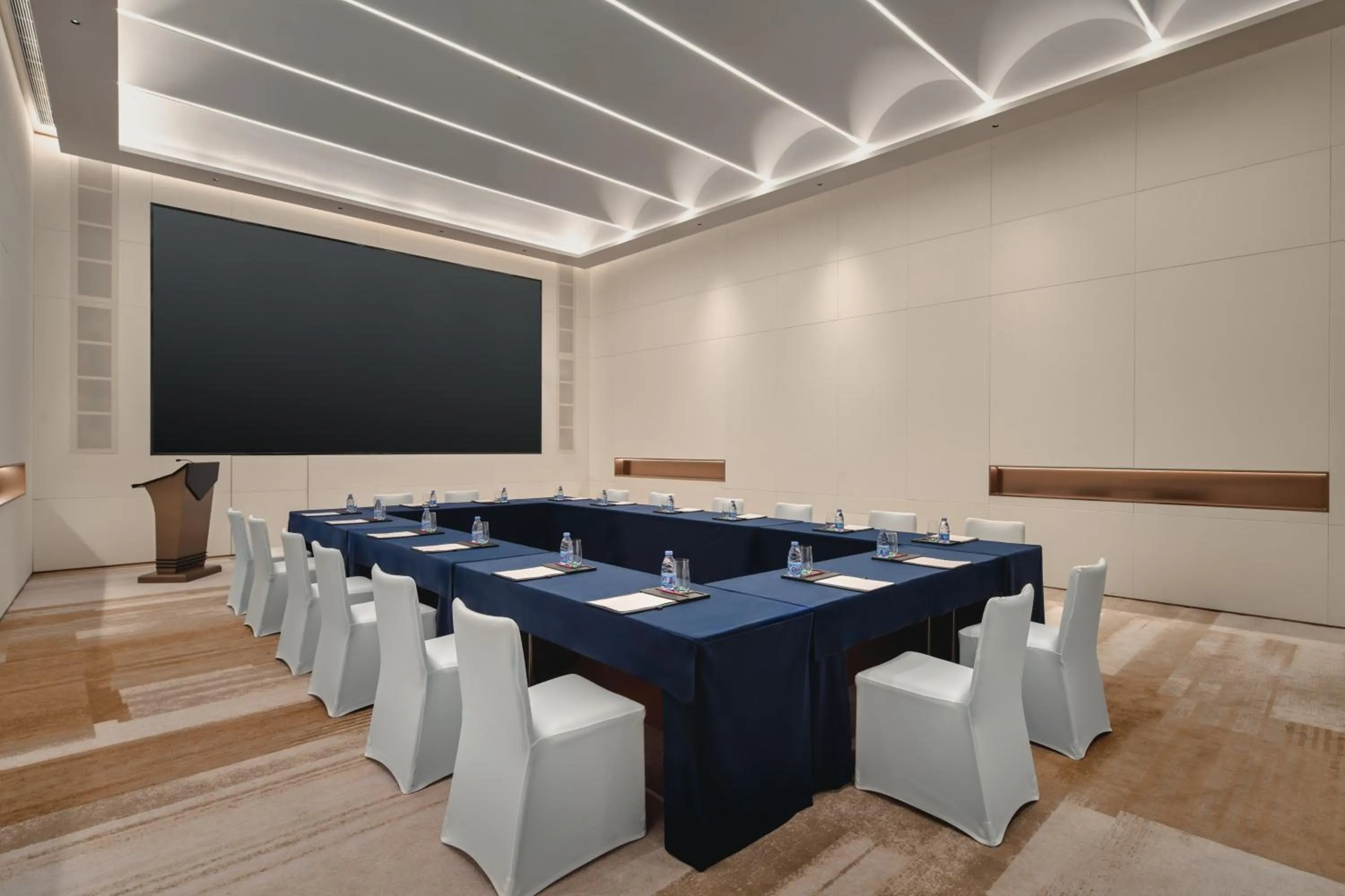 Meeting/conference room in Crowne Plaza Wuhan Tianhe Airport by IHG