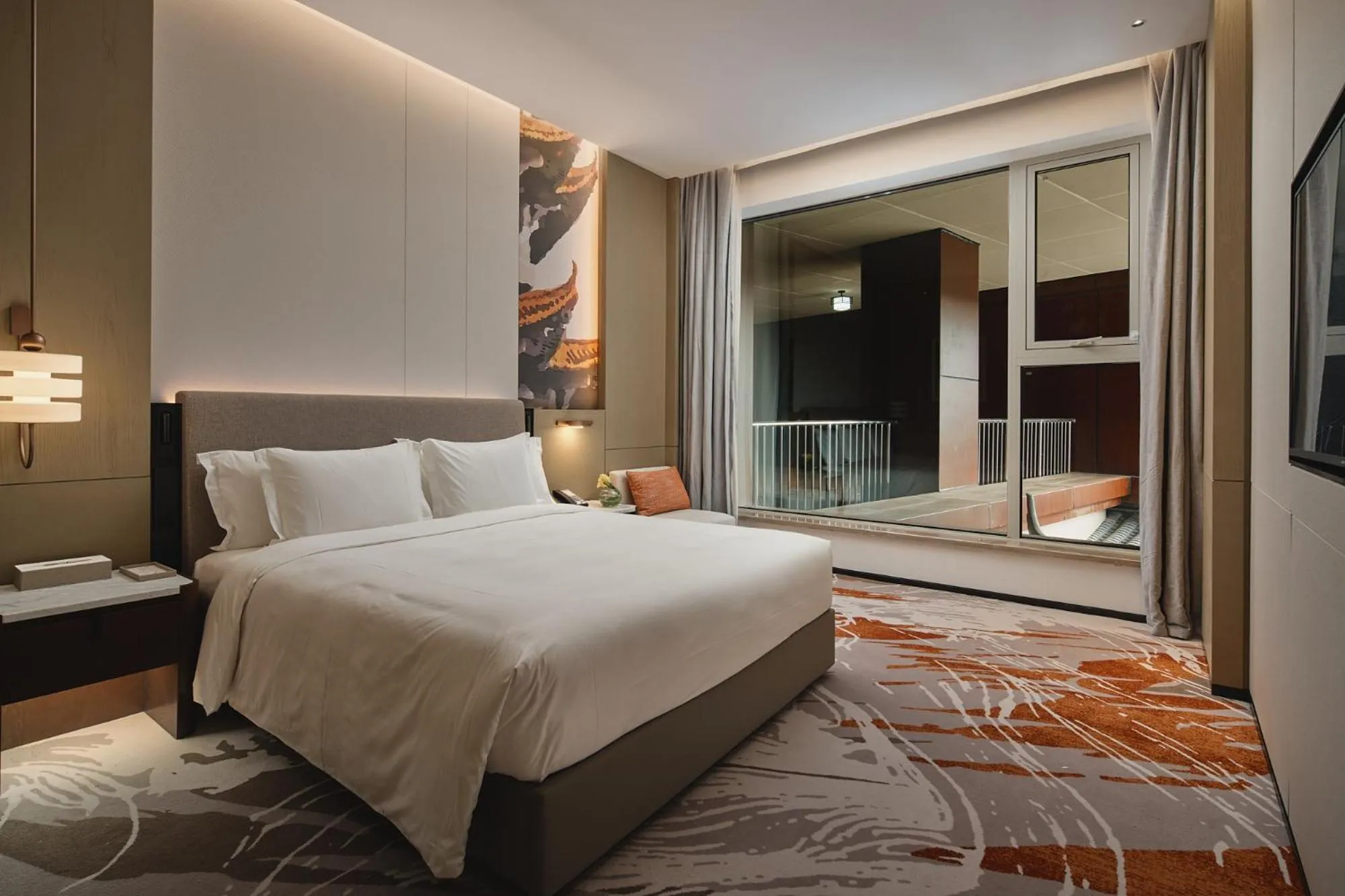 Bed in Crowne Plaza Wuhan Tianhe Airport by IHG