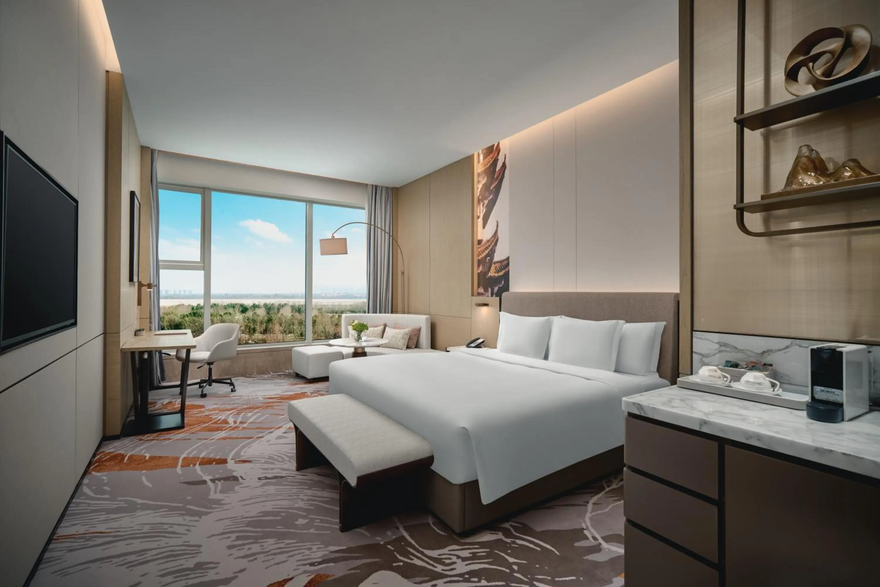 Photo of the whole room, Bed in Crowne Plaza Wuhan Tianhe Airport by IHG