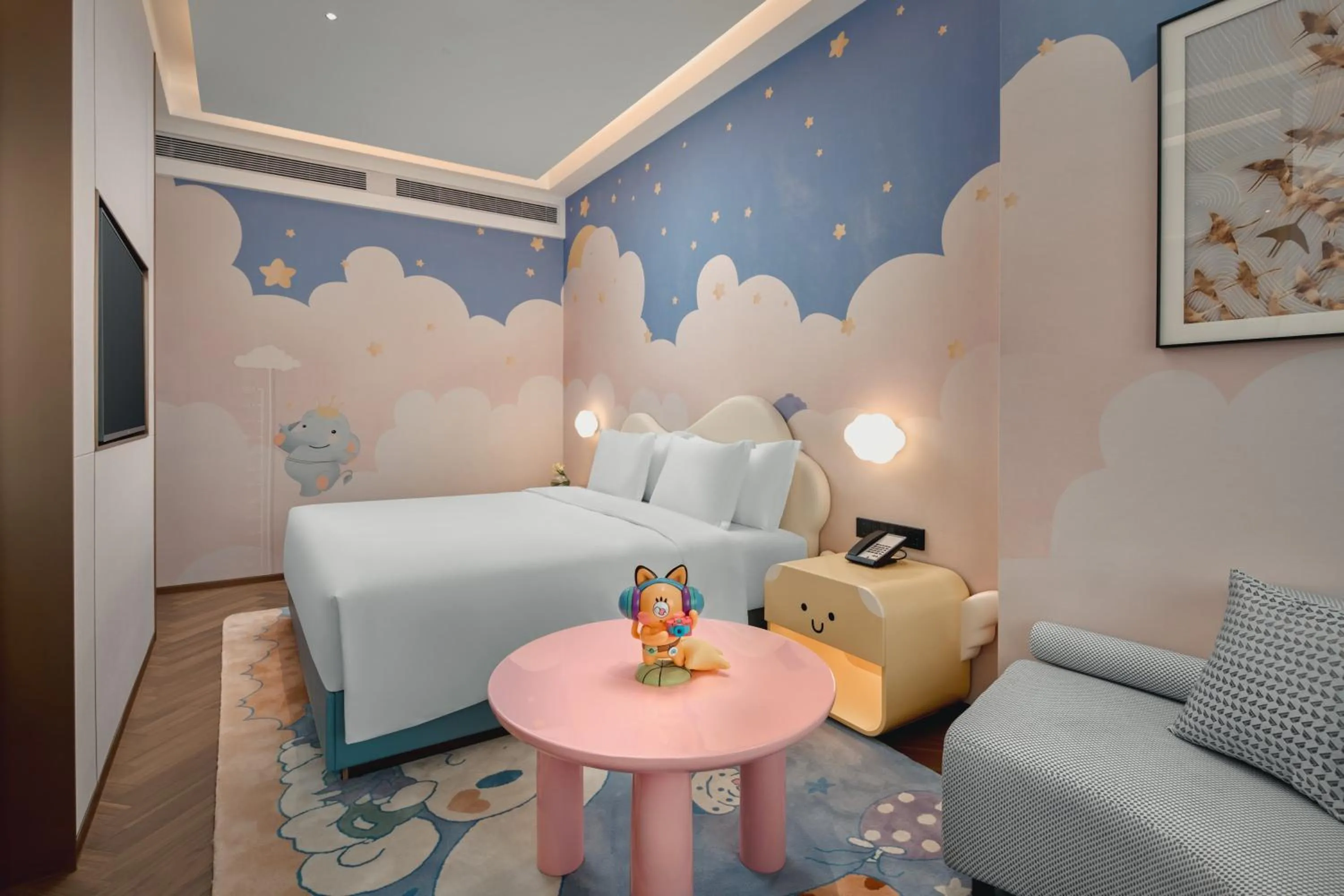 Photo of the whole room, Bed in Crowne Plaza Wuhan Tianhe Airport by IHG