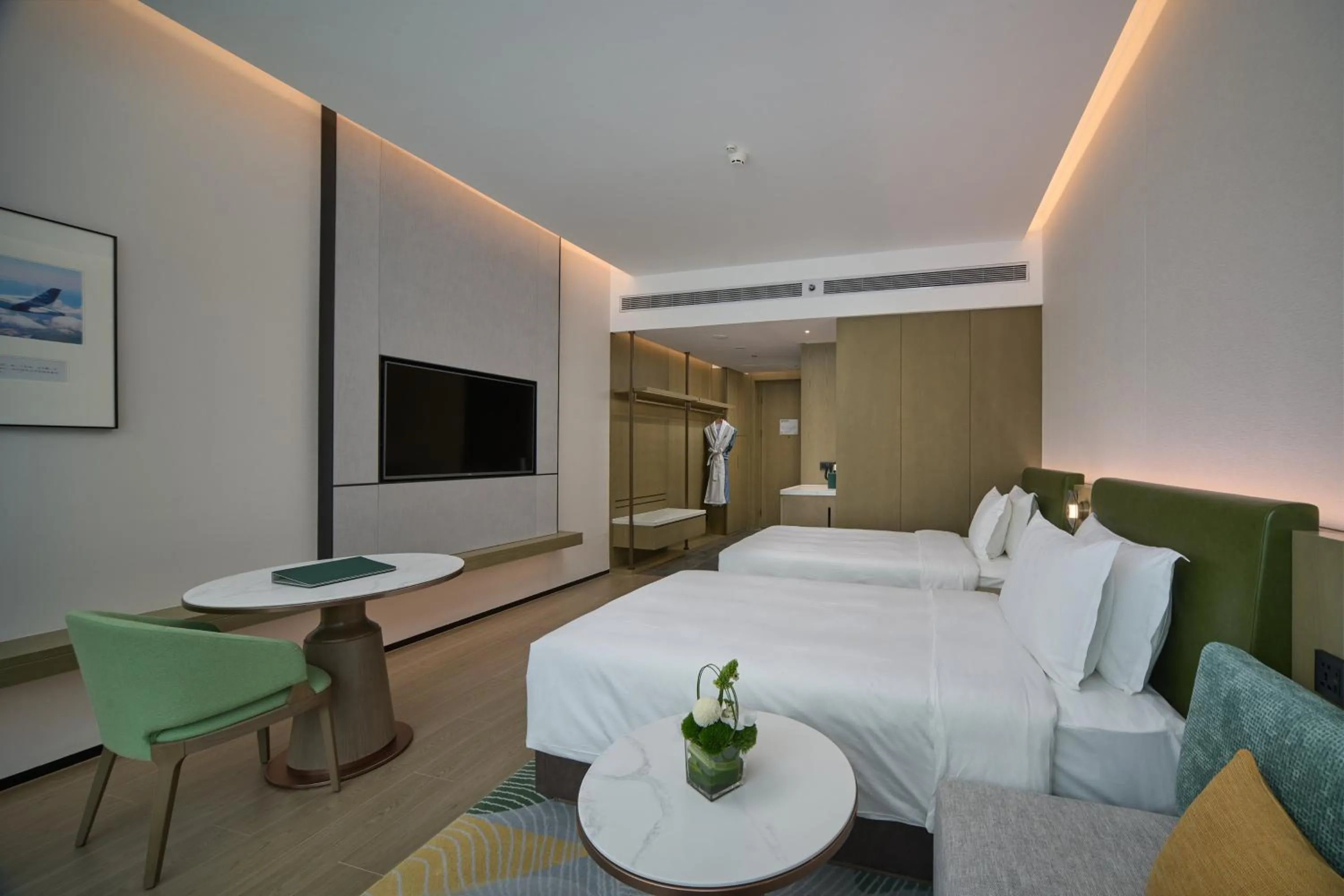 Photo of the whole room, Bed in Holiday Inn Wuhan Tianhe Airport by IHG