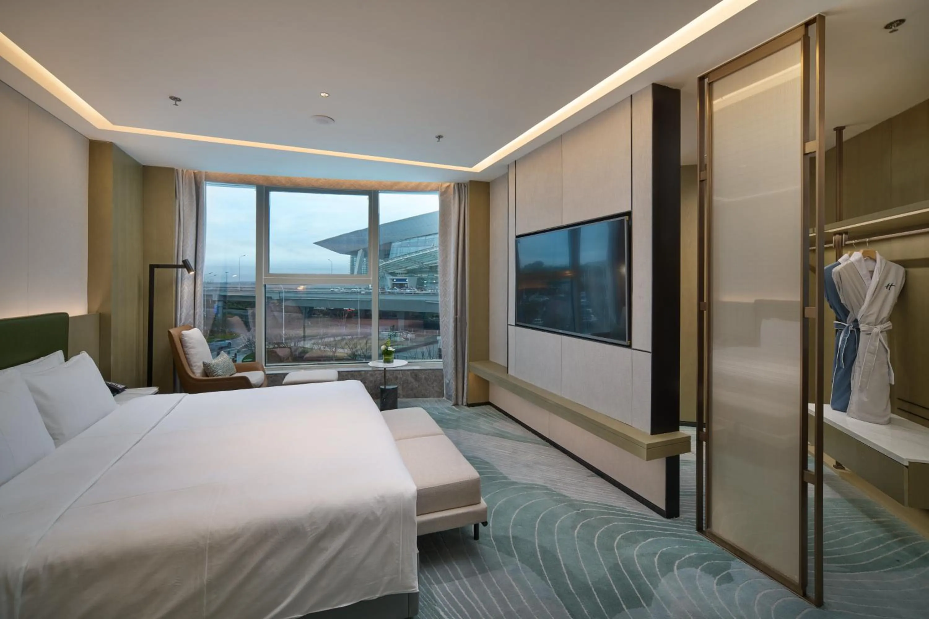 Photo of the whole room, Bed in Holiday Inn Wuhan Tianhe Airport by IHG
