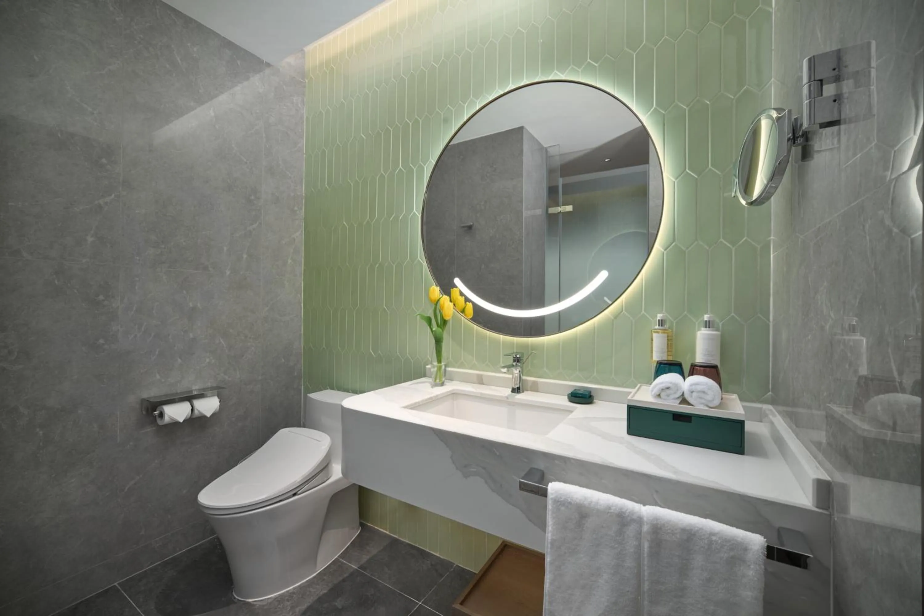 Toilet in Holiday Inn Wuhan Tianhe Airport by IHG