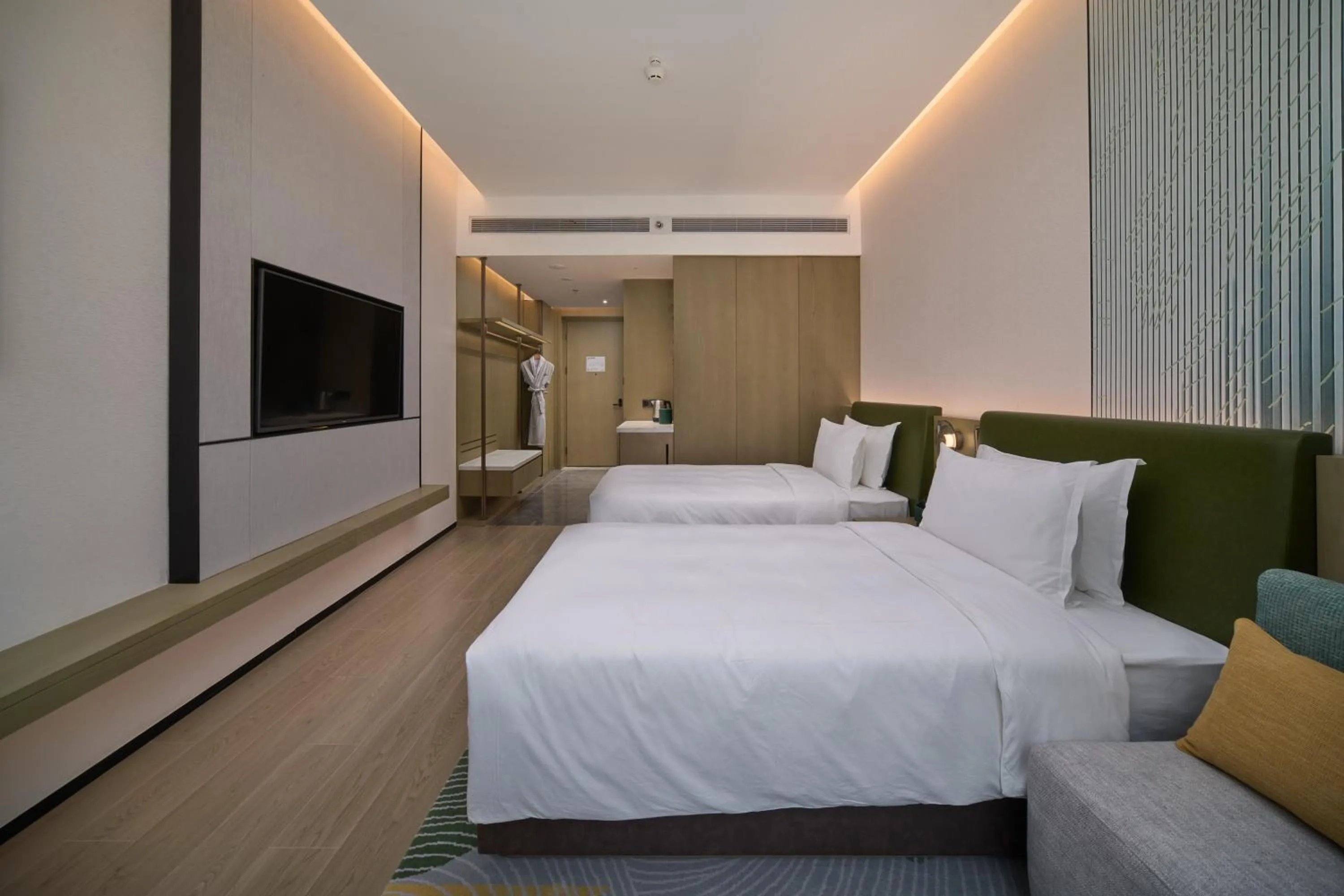 Photo of the whole room, Bed in Holiday Inn Wuhan Tianhe Airport by IHG