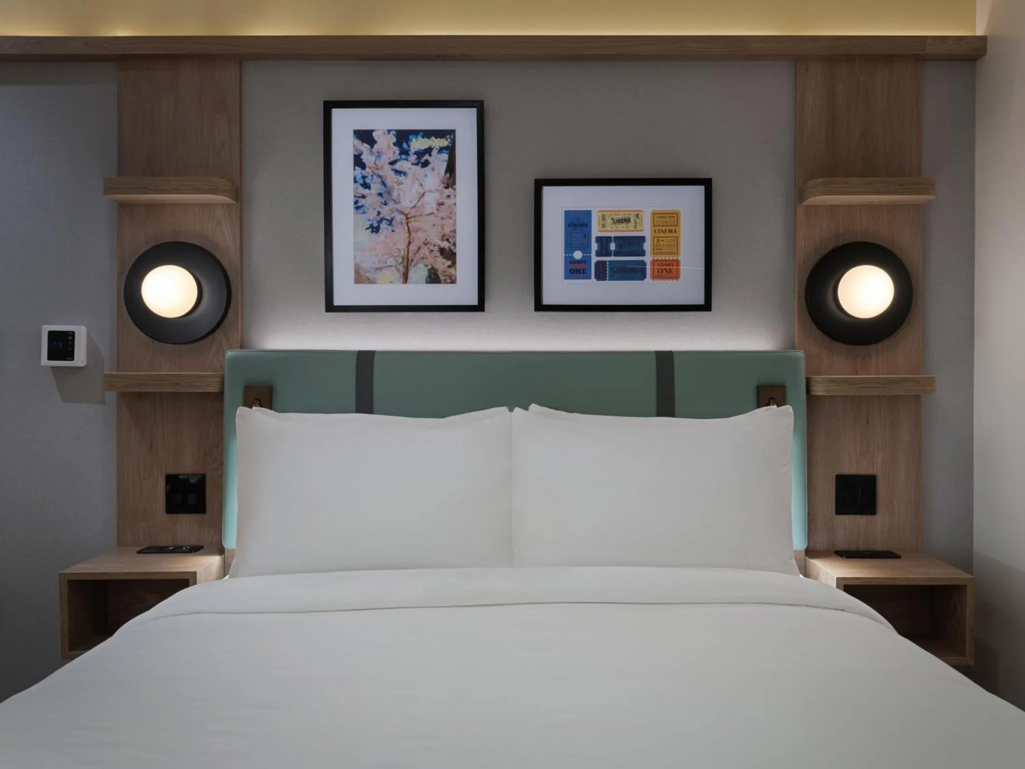 Photo of the whole room, Bed in voco Astoria by IHG