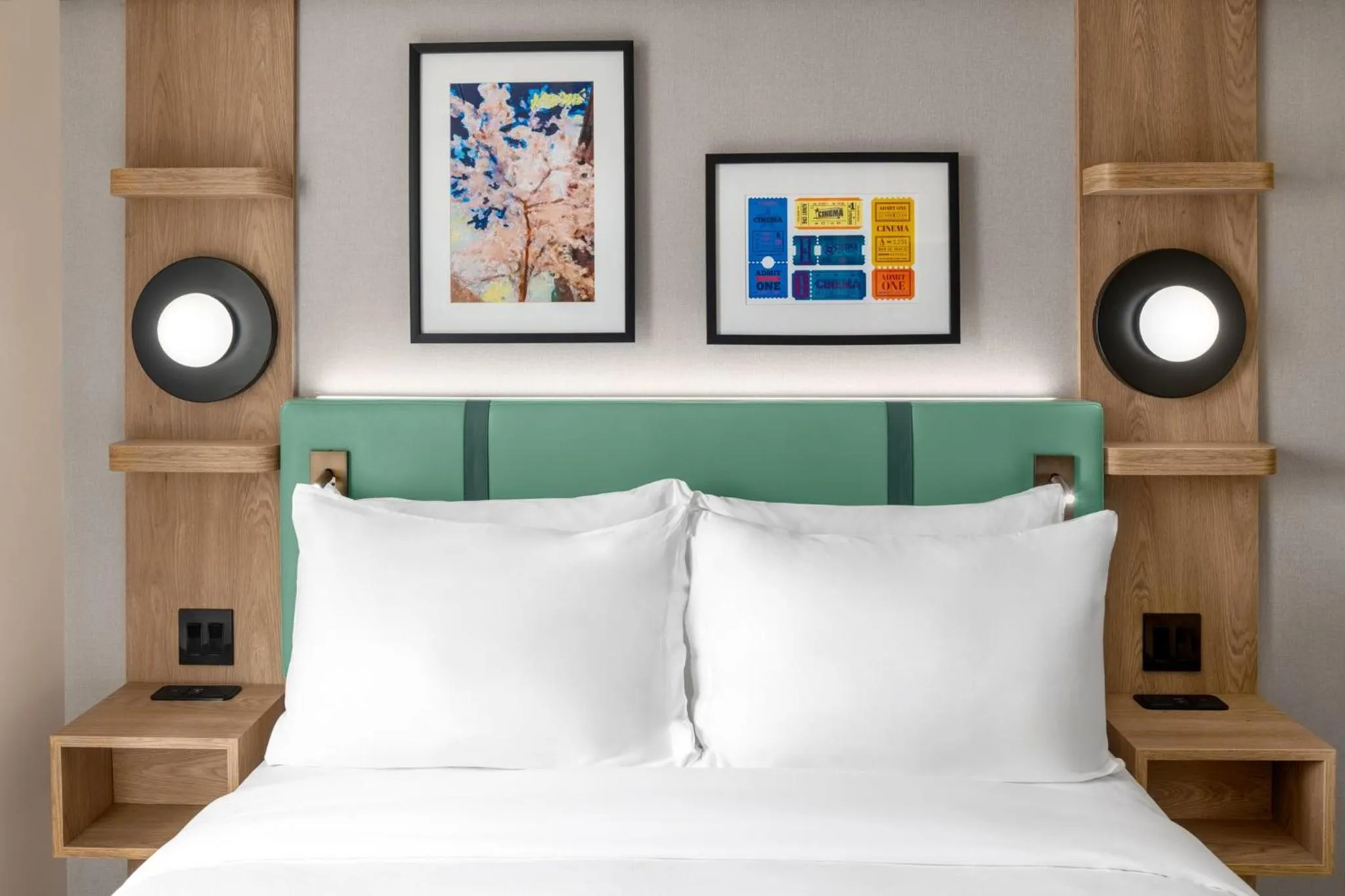 Photo of the whole room, Bed in voco Astoria by IHG