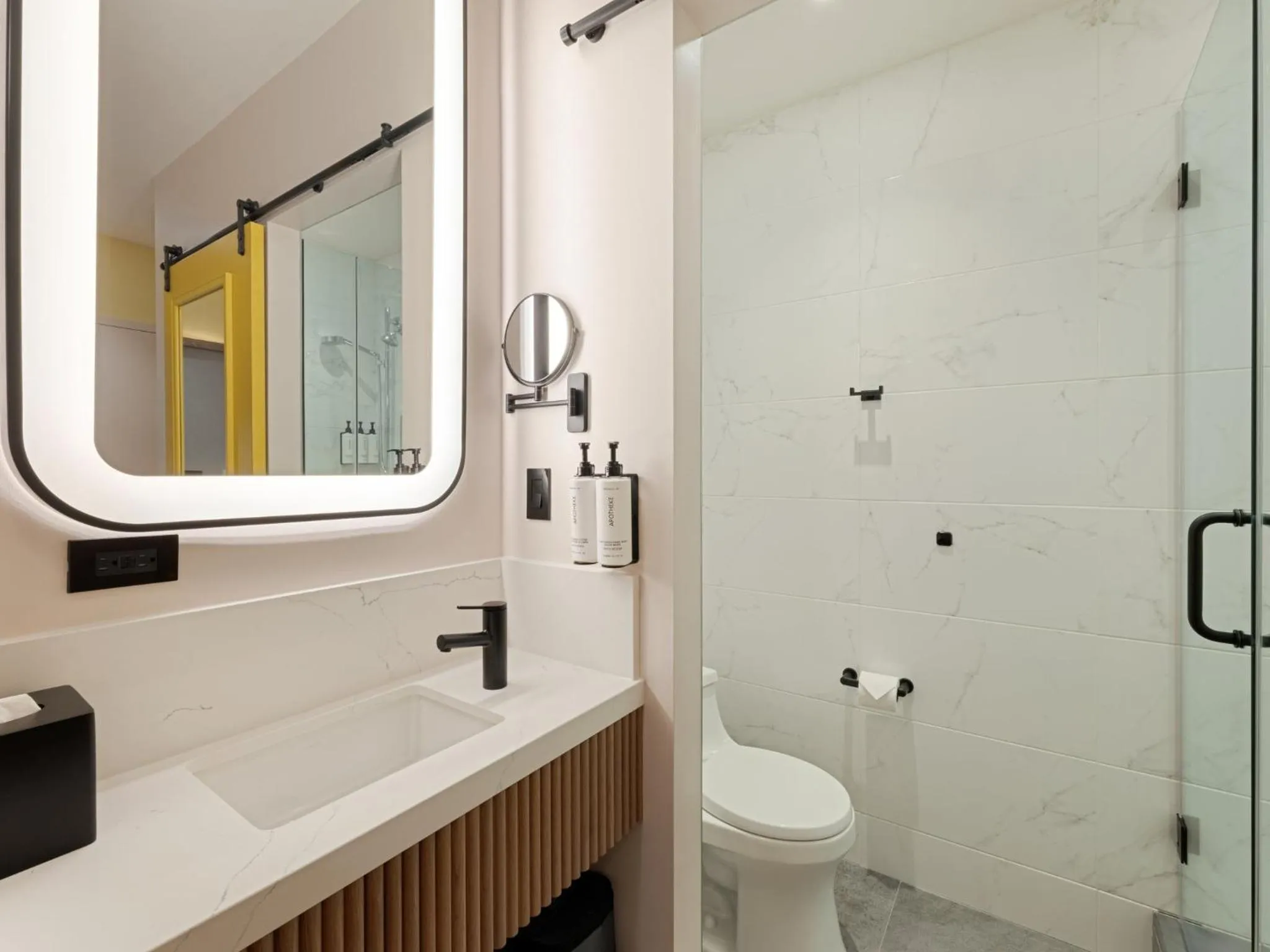 Photo of the whole room in voco Astoria by IHG