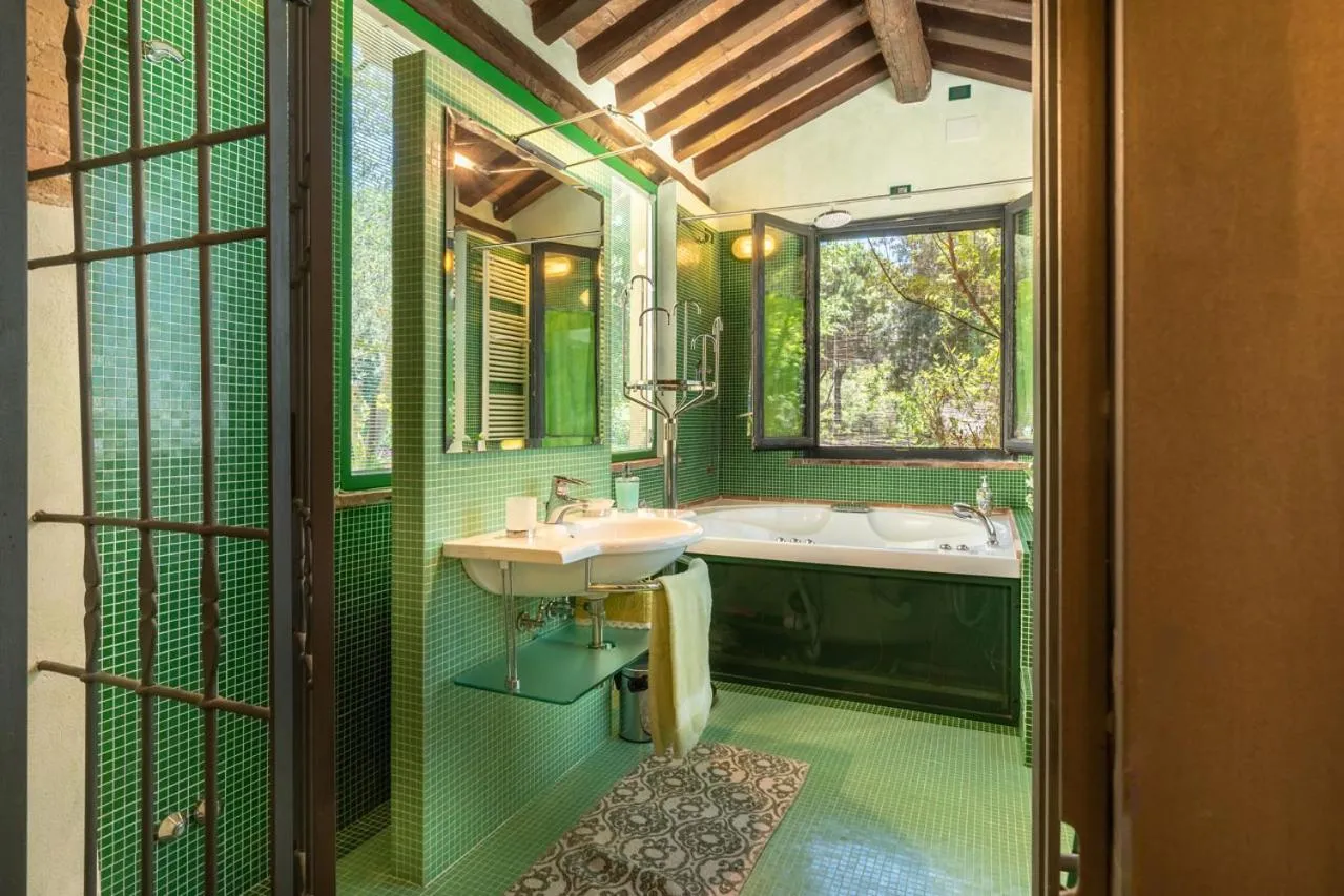 Bathroom, Bed in La Vittoria 10 – La Soglia della Val d’Orcia
