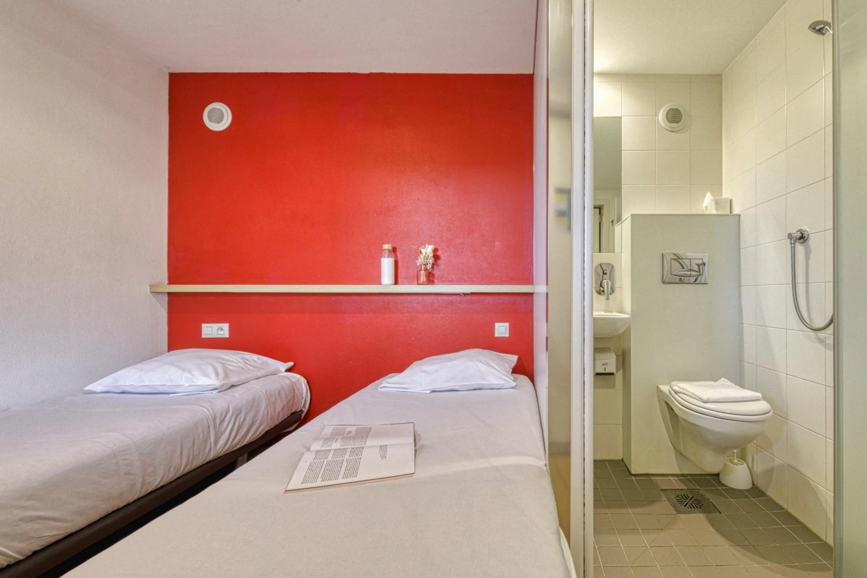Shower, Bed in Eklo Hotels Le Havre