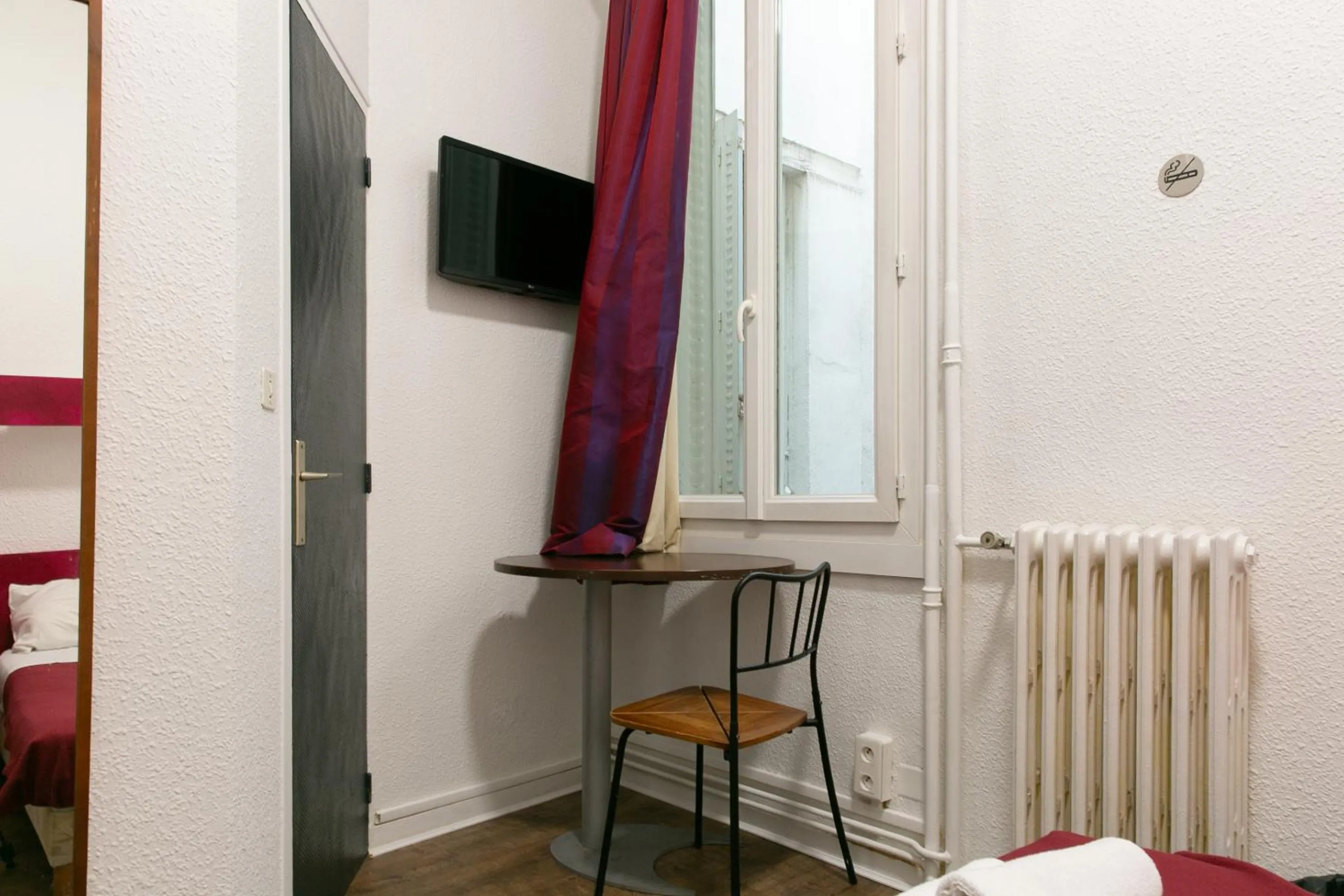 TV and multimedia in Hôtel De La Gare Nantes Station Hotel Nantes