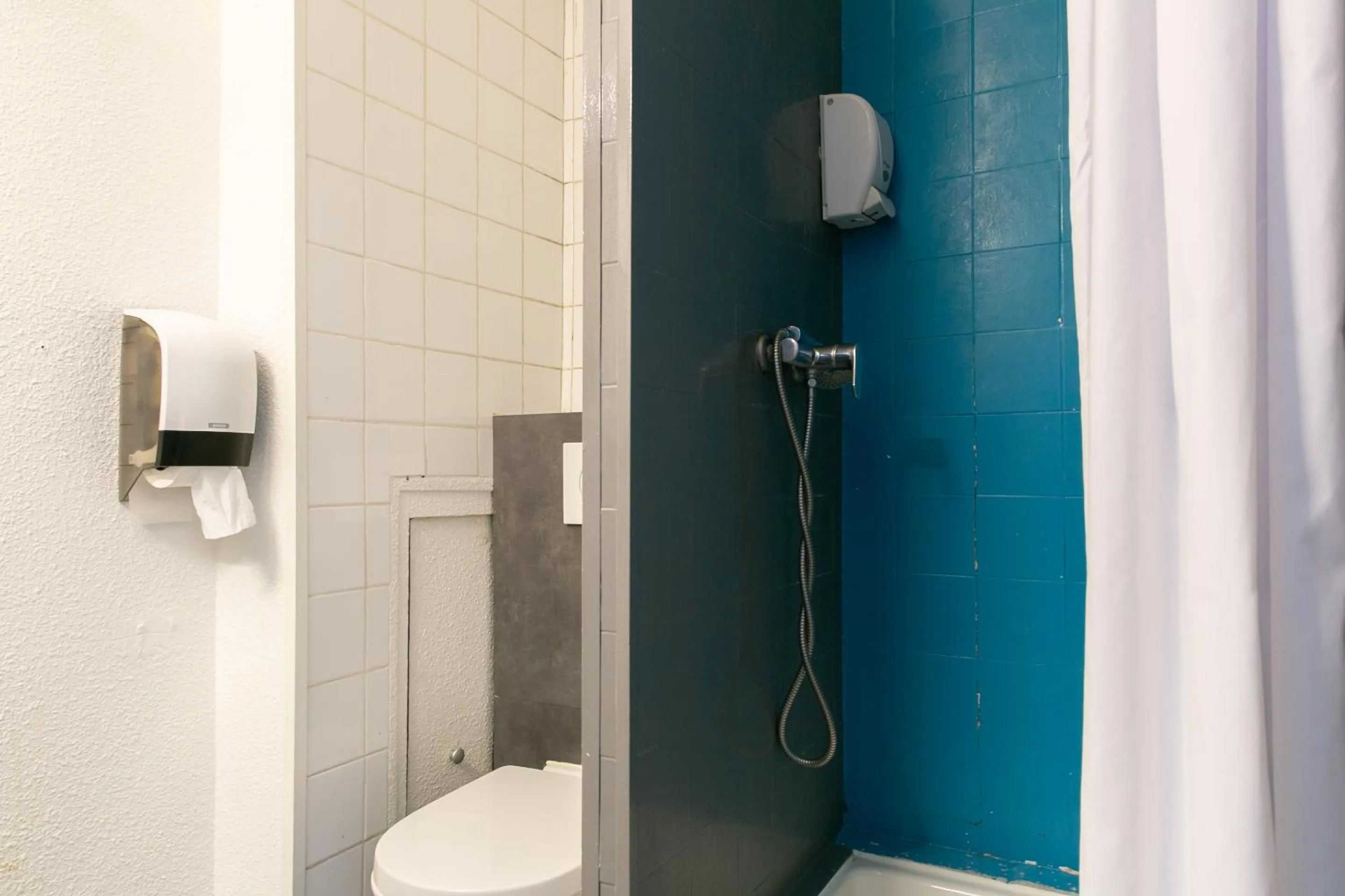 Shower in Hôtel De La Gare Nantes Station Hotel Nantes