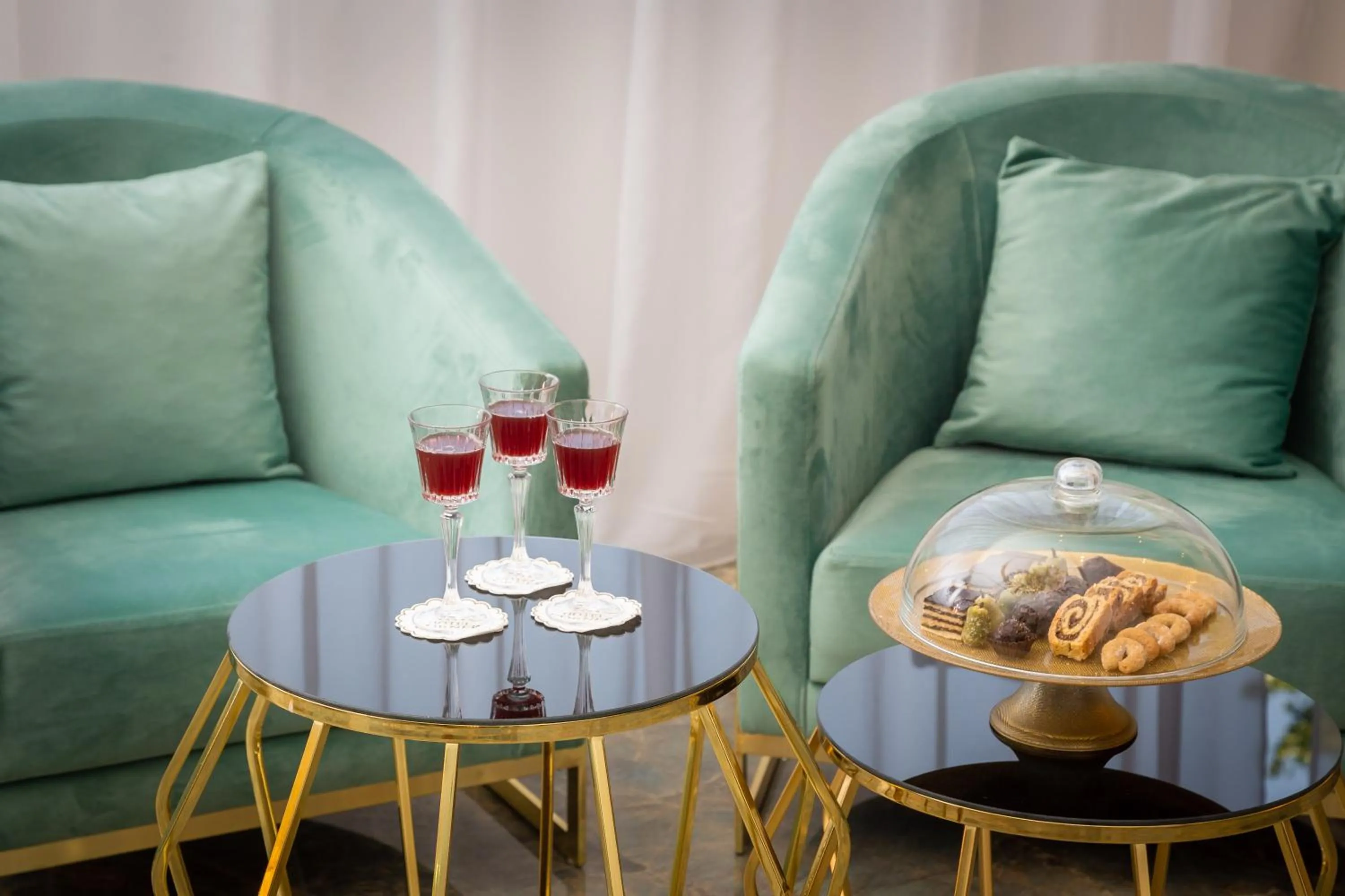 Restaurant/places to eat in Hotel Corner