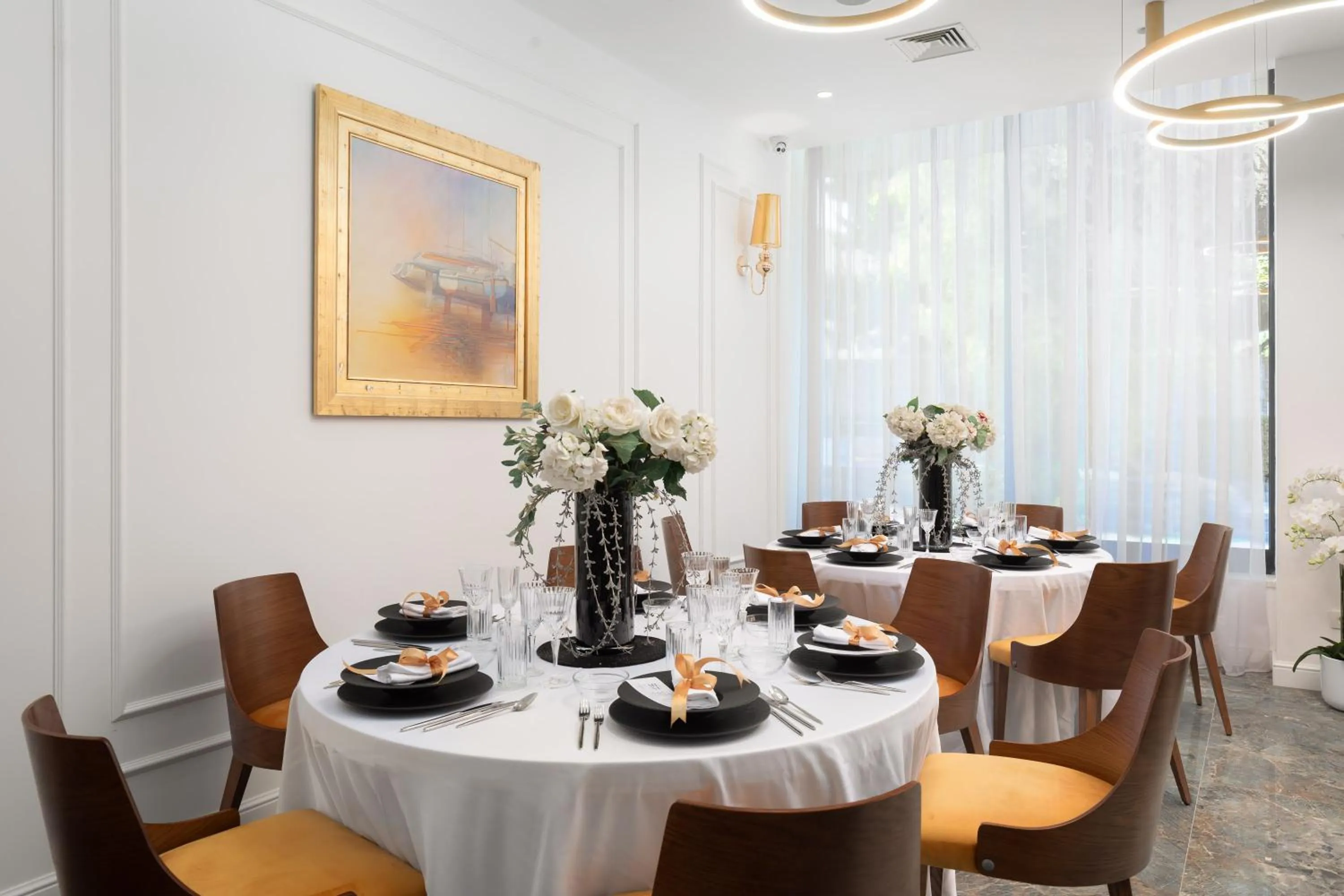 Restaurant/places to eat in Hotel Corner