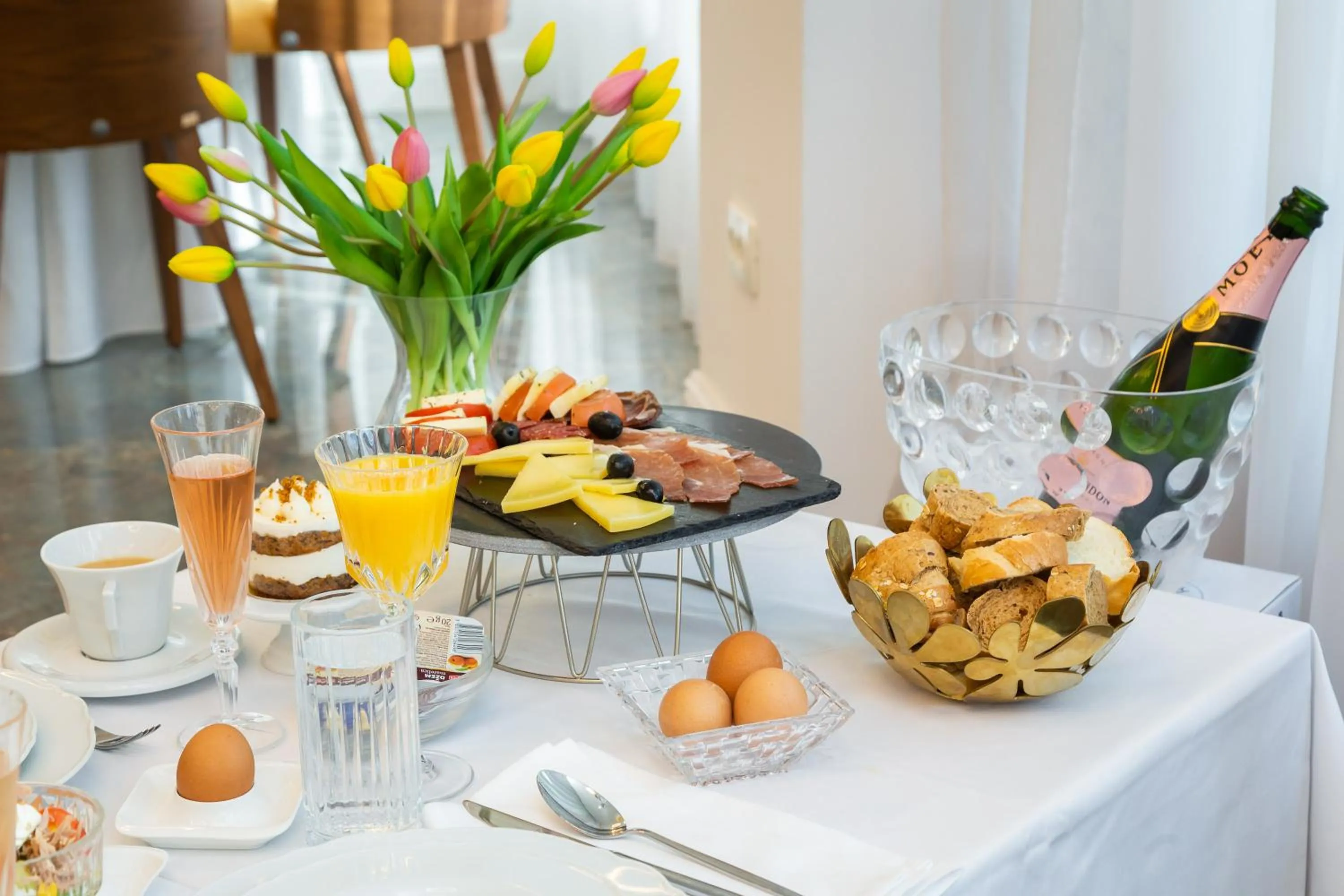 Food and drinks in Hotel Corner