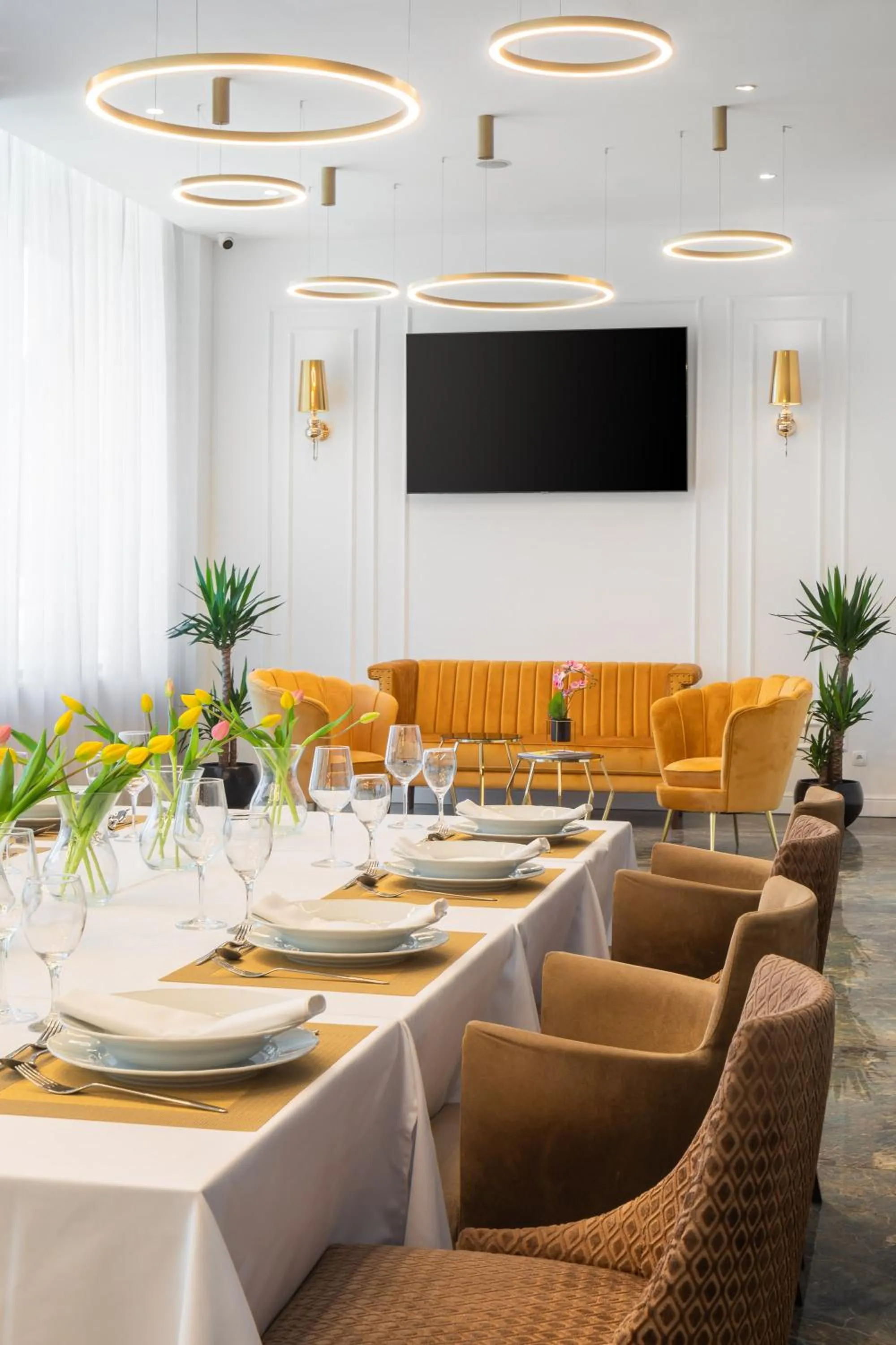 Restaurant/places to eat in Hotel Corner