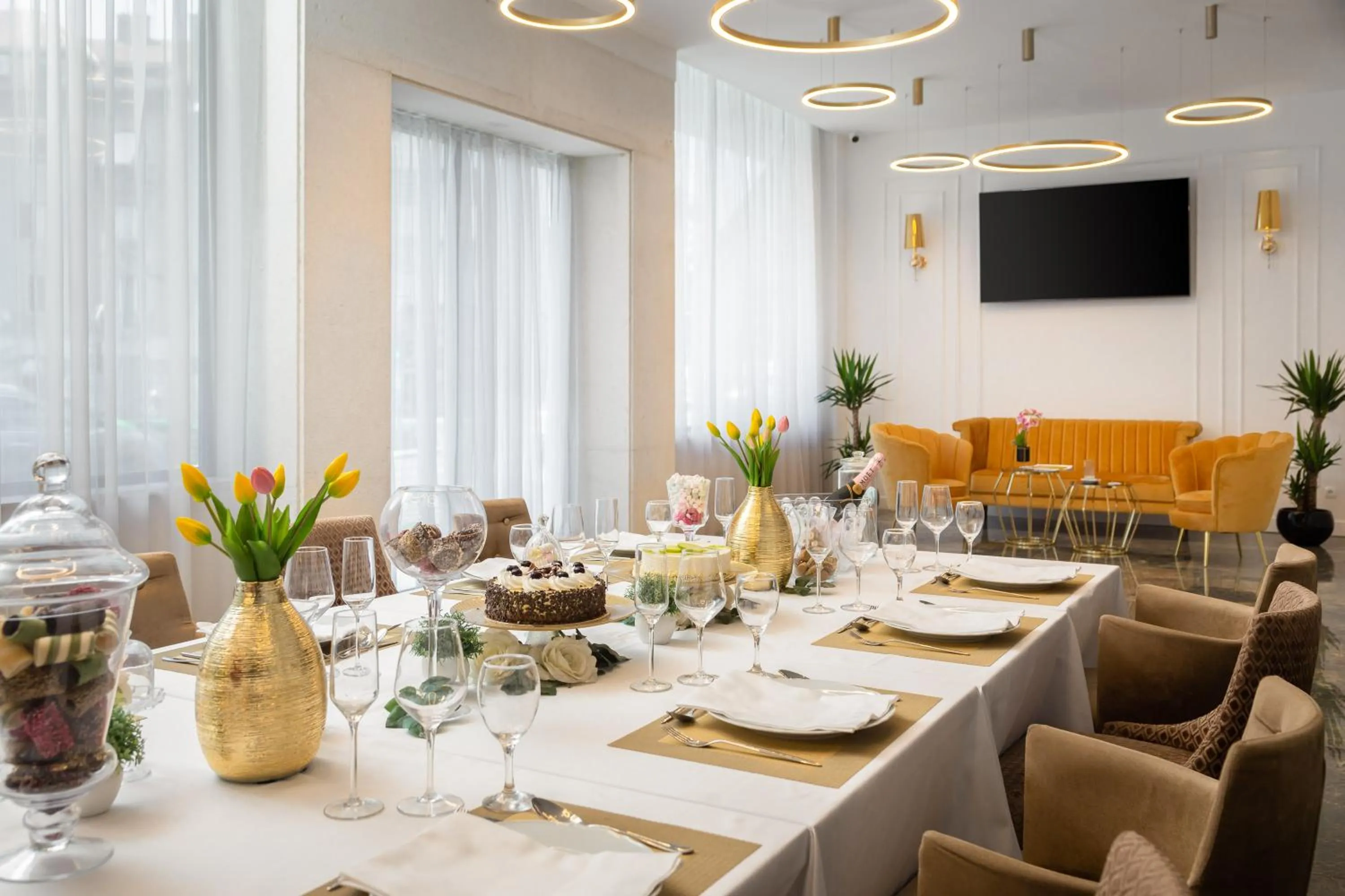 Restaurant/places to eat in Hotel Corner