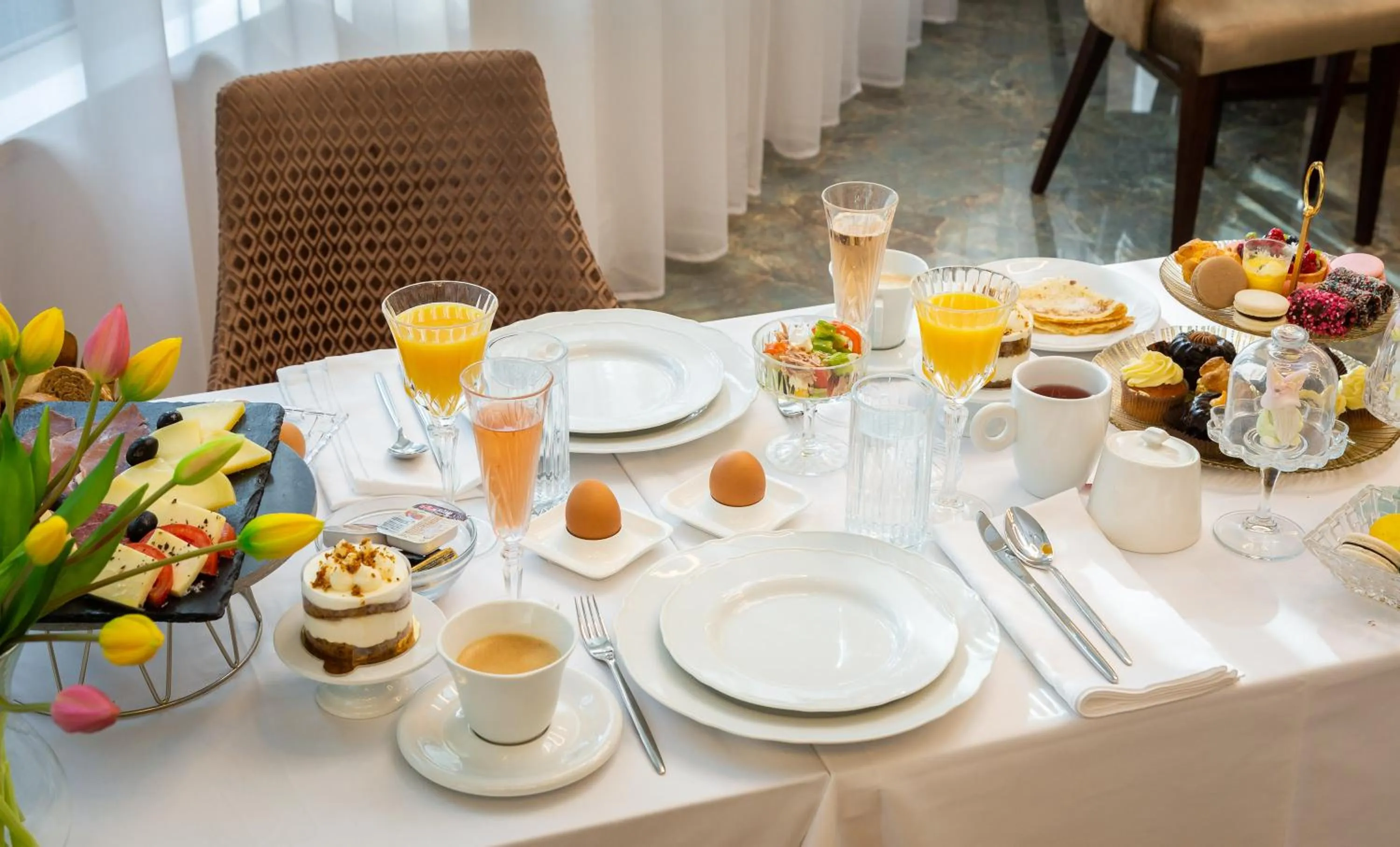 Food and drinks in Hotel Corner