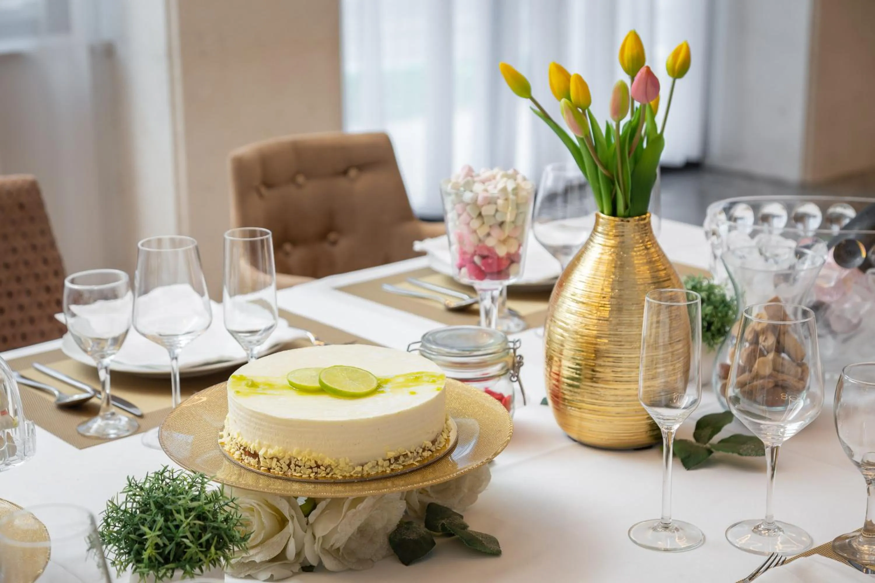 Restaurant/places to eat in Hotel Corner