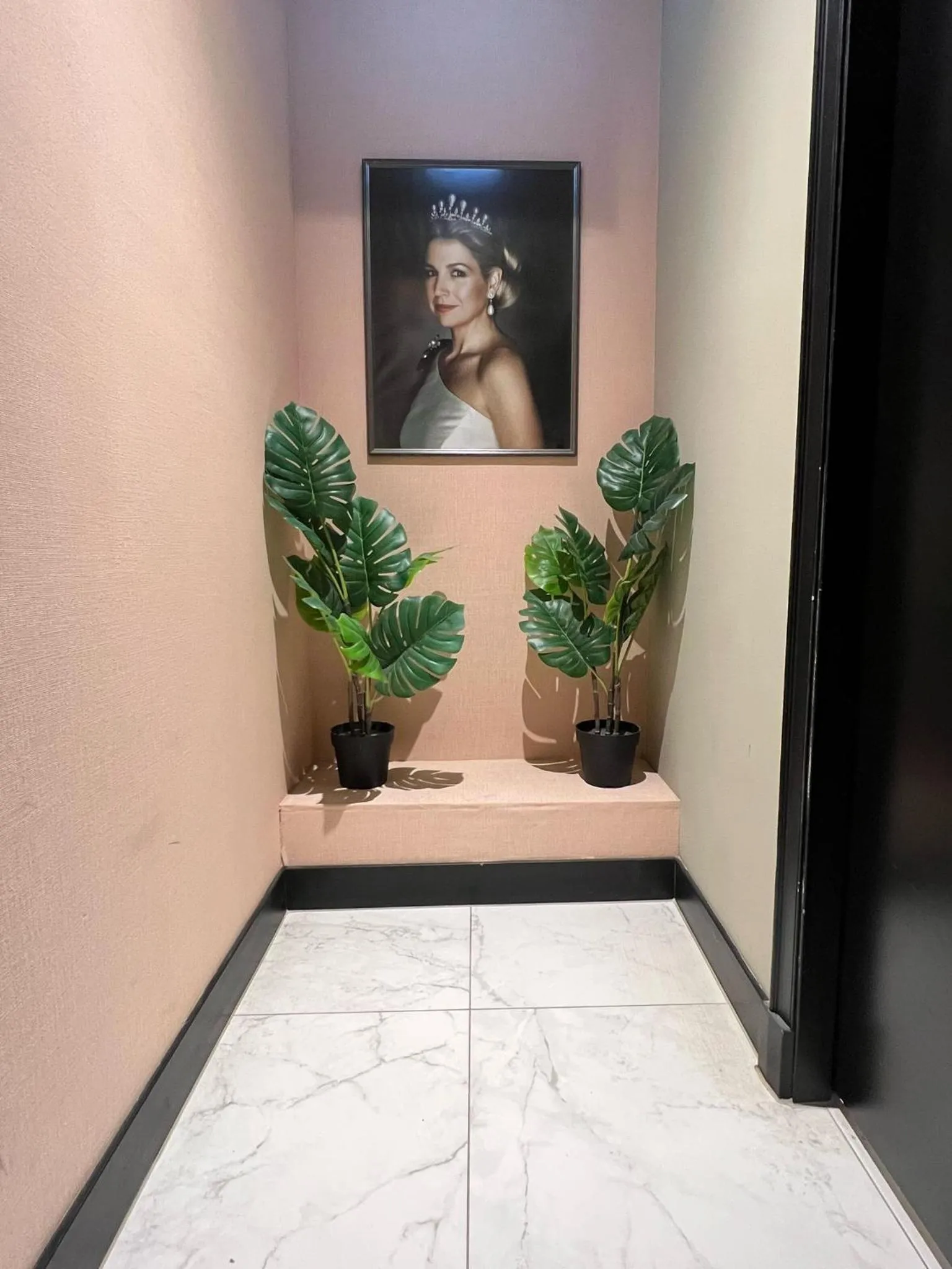 Decorative detail in Amigo Hotel