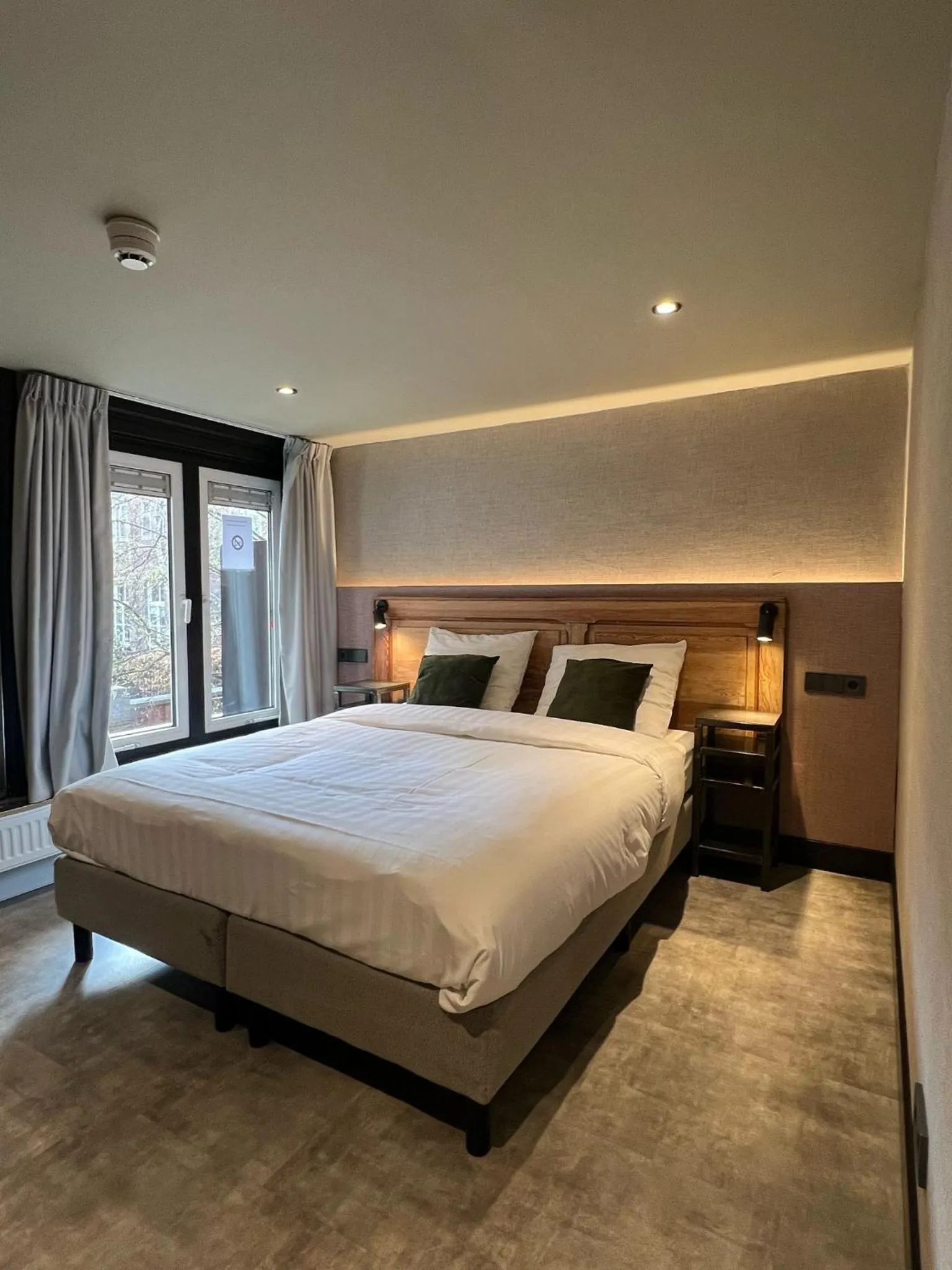 Bedroom, Bed in Amigo Hotel