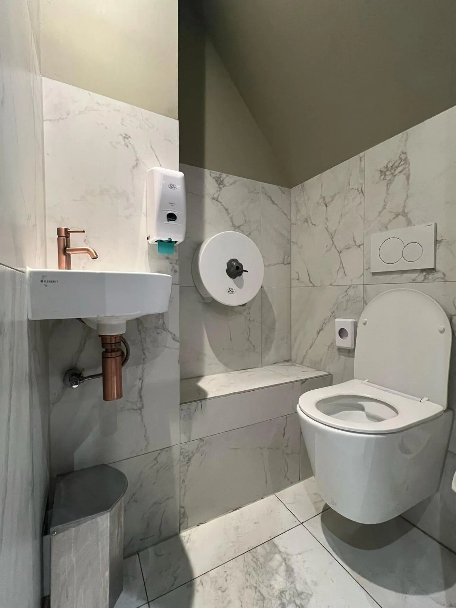 Toilet in Amigo Hotel