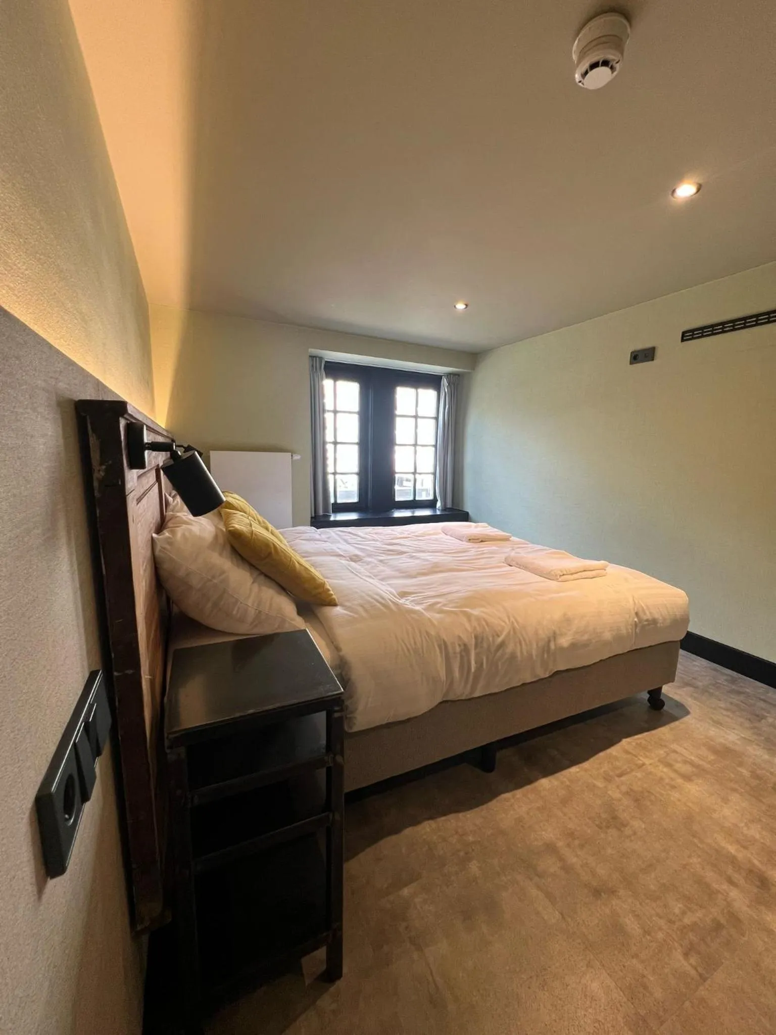 Bedroom, Bed in Amigo Hotel