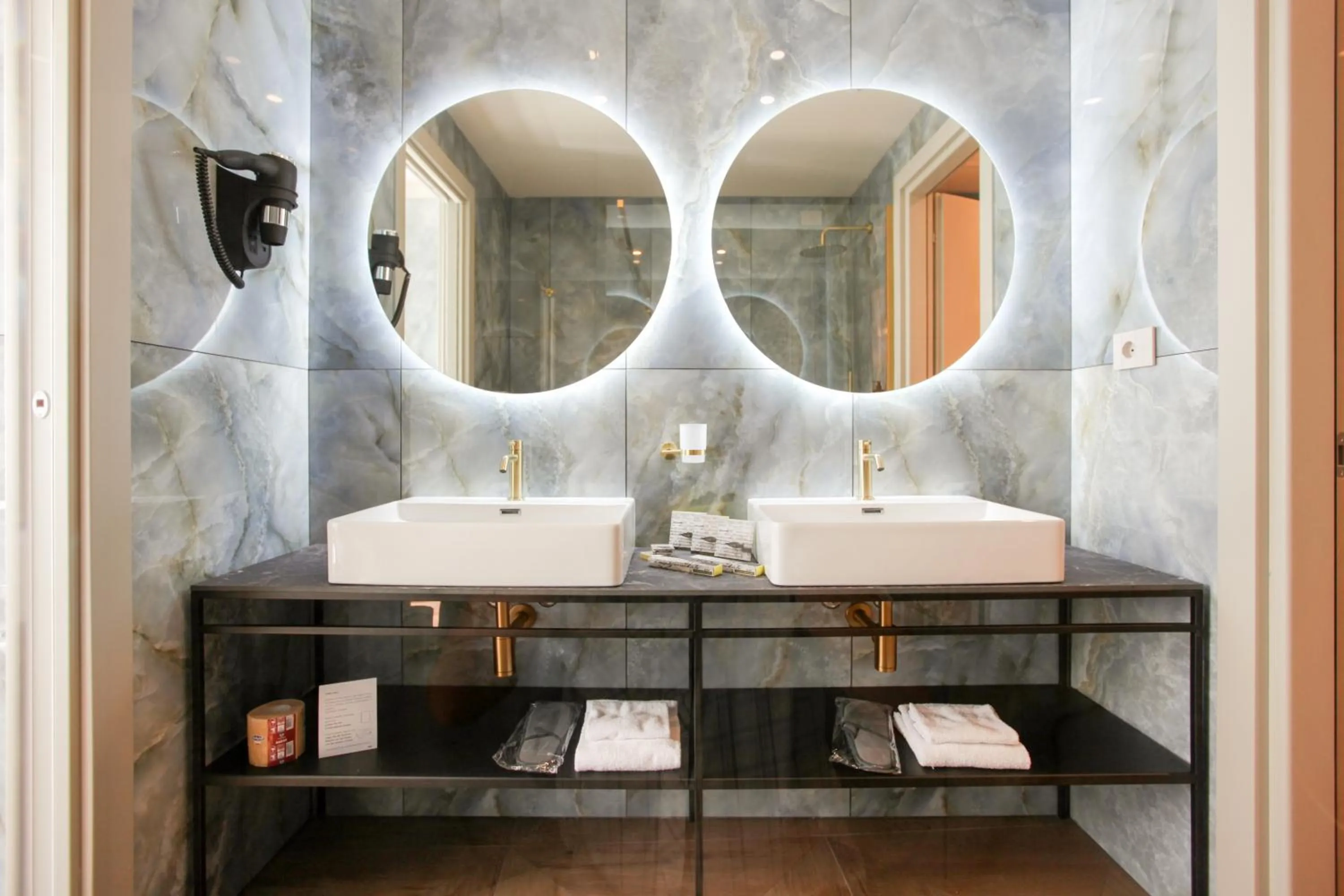 Bathroom in The FLOOR