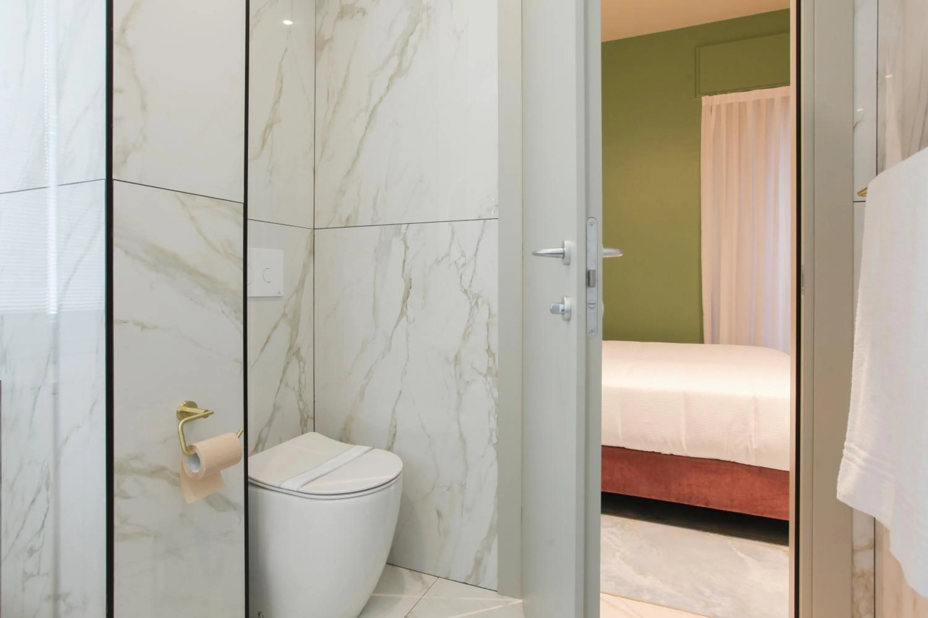 Bathroom, Bed in The FLOOR