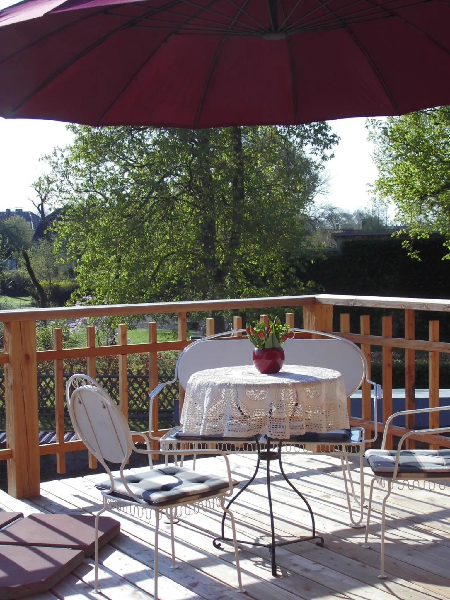 Garden view in SchlossparkFerienwohnungen Rheinsberg mit Garten