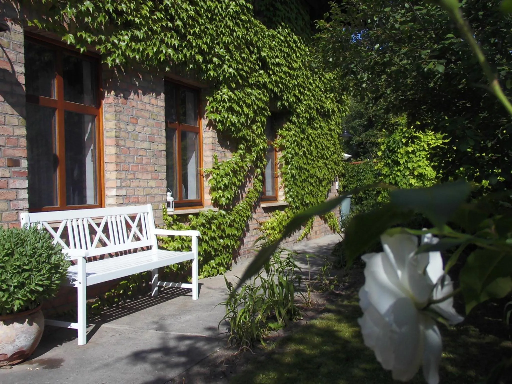 Facade/entrance in SchlossparkFerienwohnungen Rheinsberg mit Garten