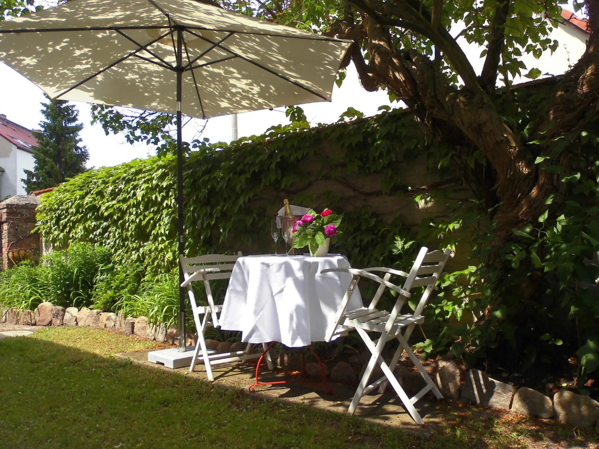 Garden in SchlossparkFerienwohnungen Rheinsberg mit Garten