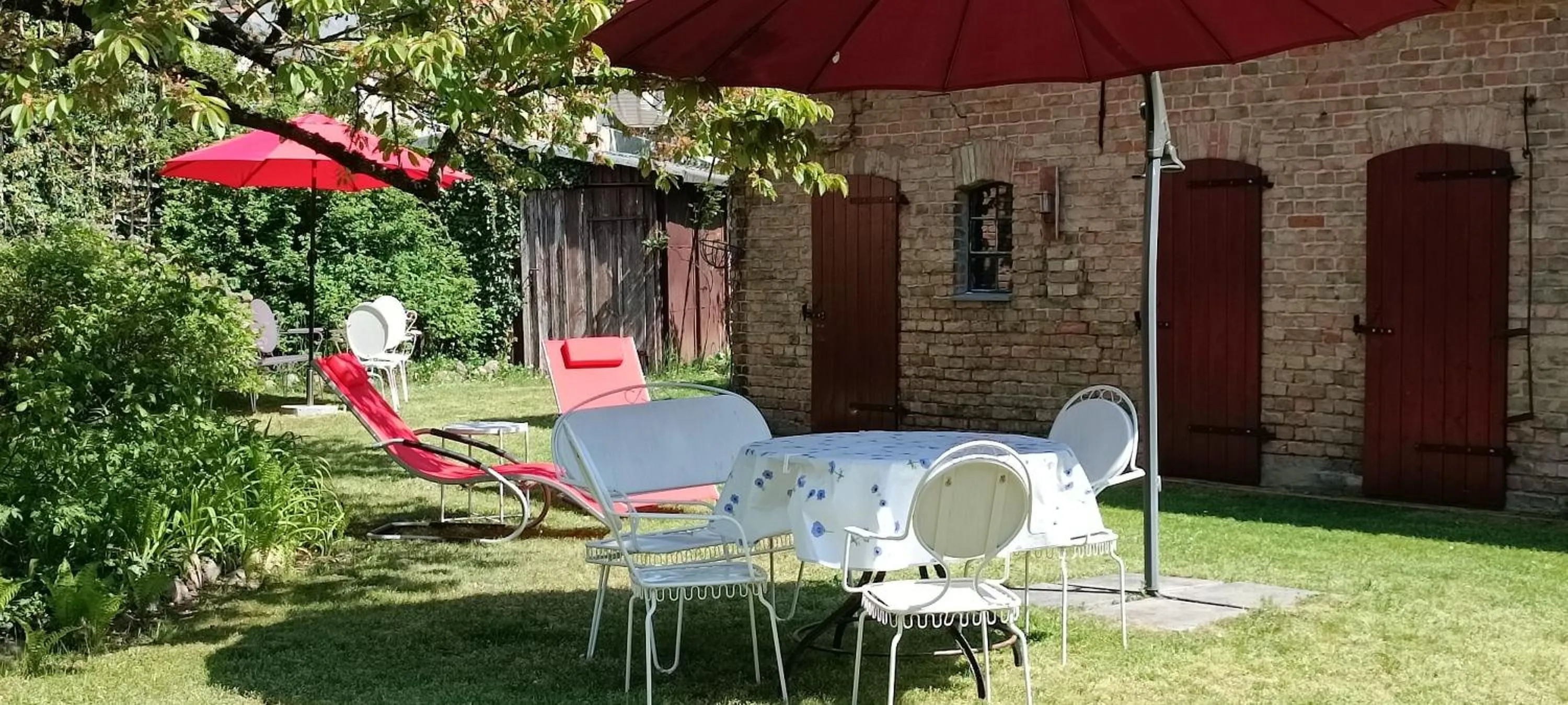 Garden in SchlossparkFerienwohnungen Rheinsberg mit Garten