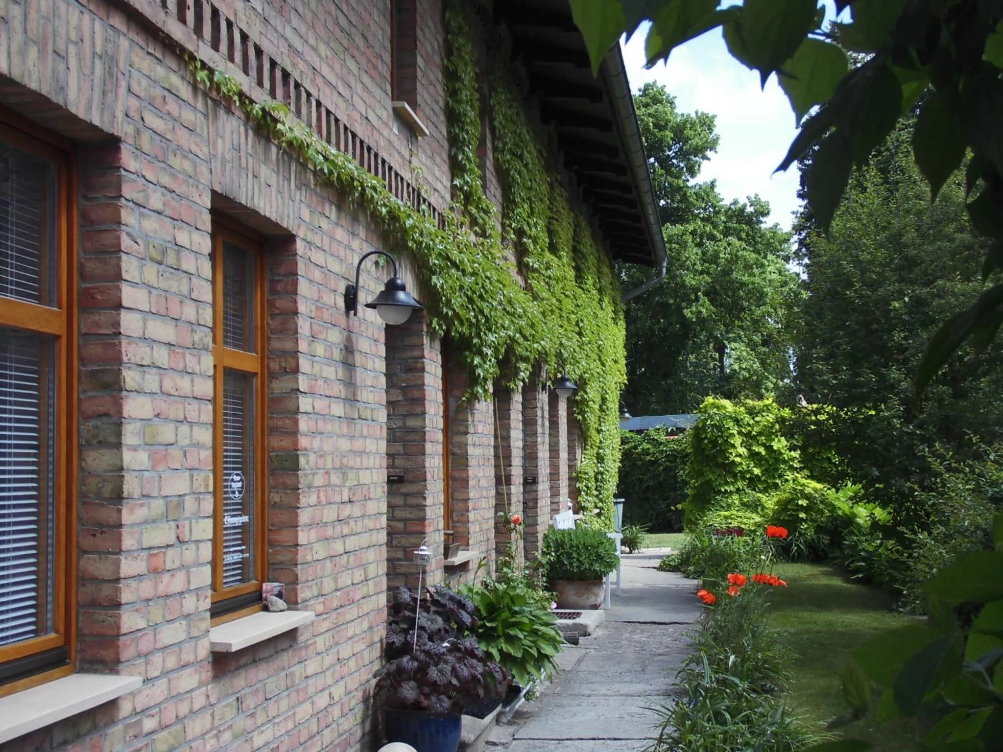 Facade/entrance in SchlossparkFerienwohnungen Rheinsberg mit Garten
