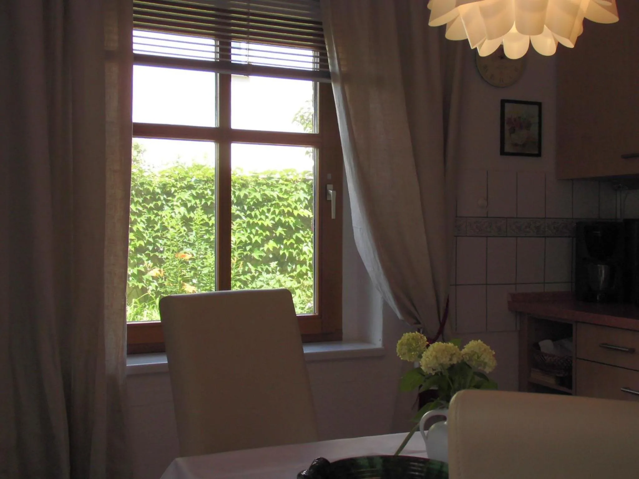 Dining area in SchlossparkFerienwohnungen Rheinsberg mit Garten