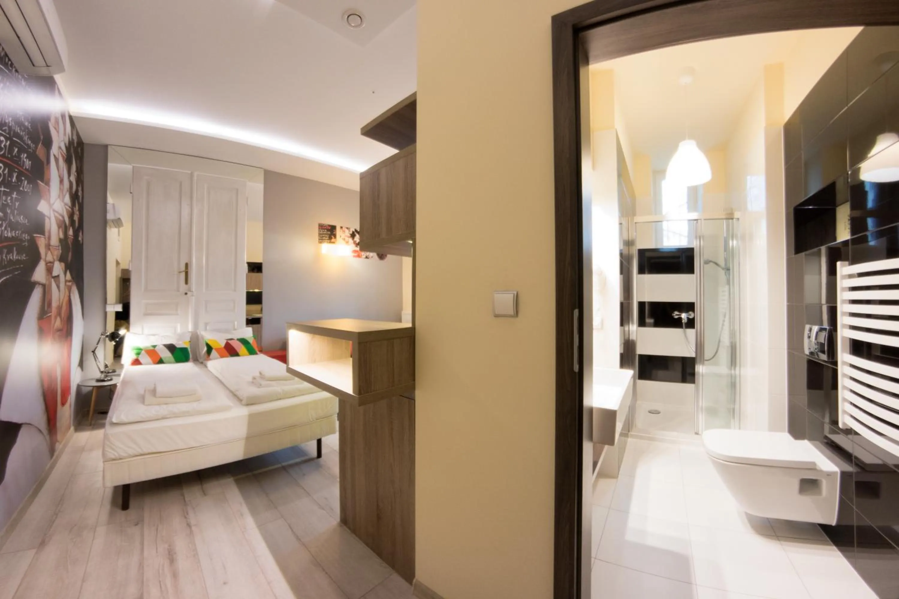 Shower, Bed in Yourplace Central Apartments