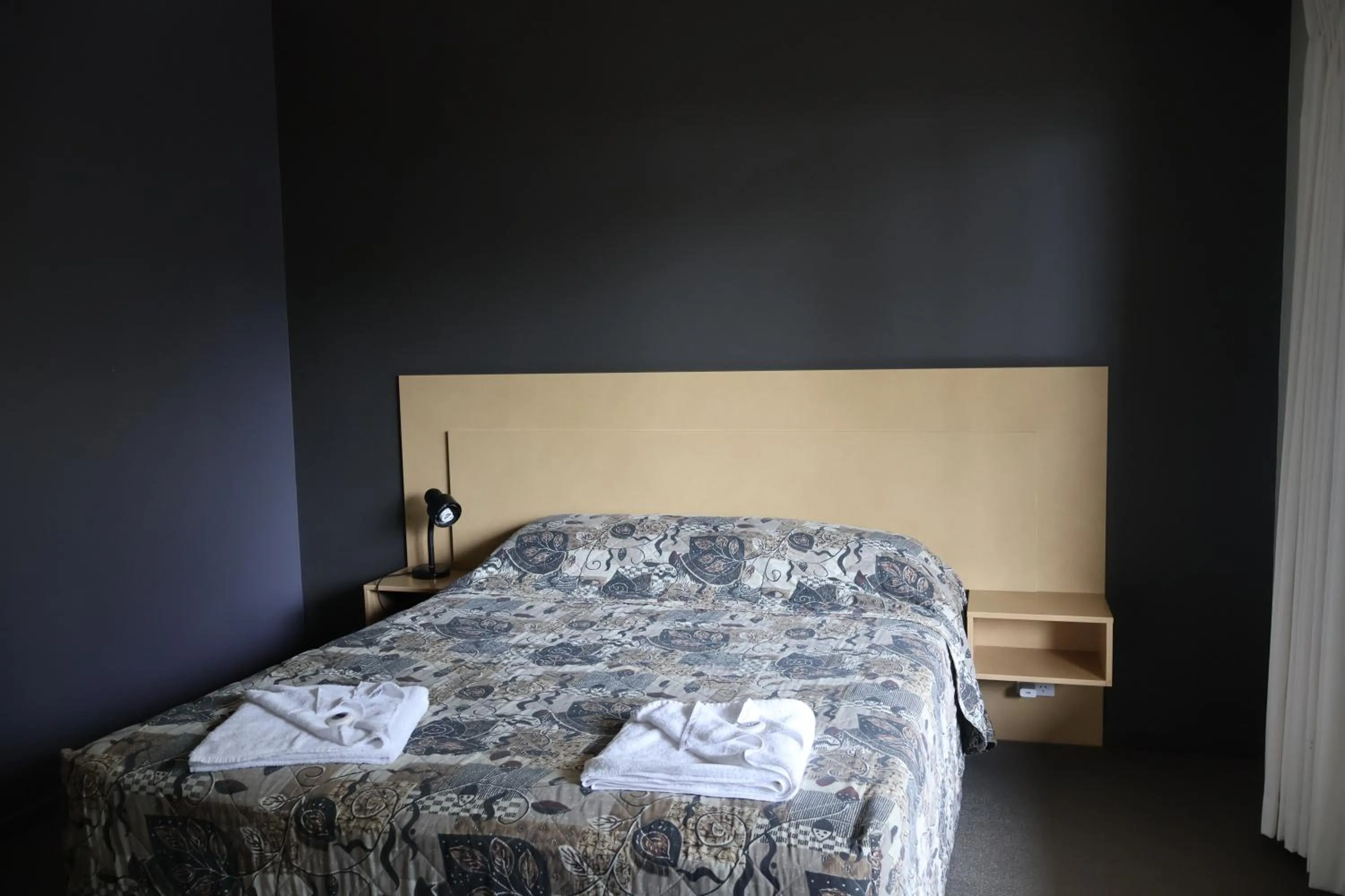 Bed in Victory Hotel Motel Gympie